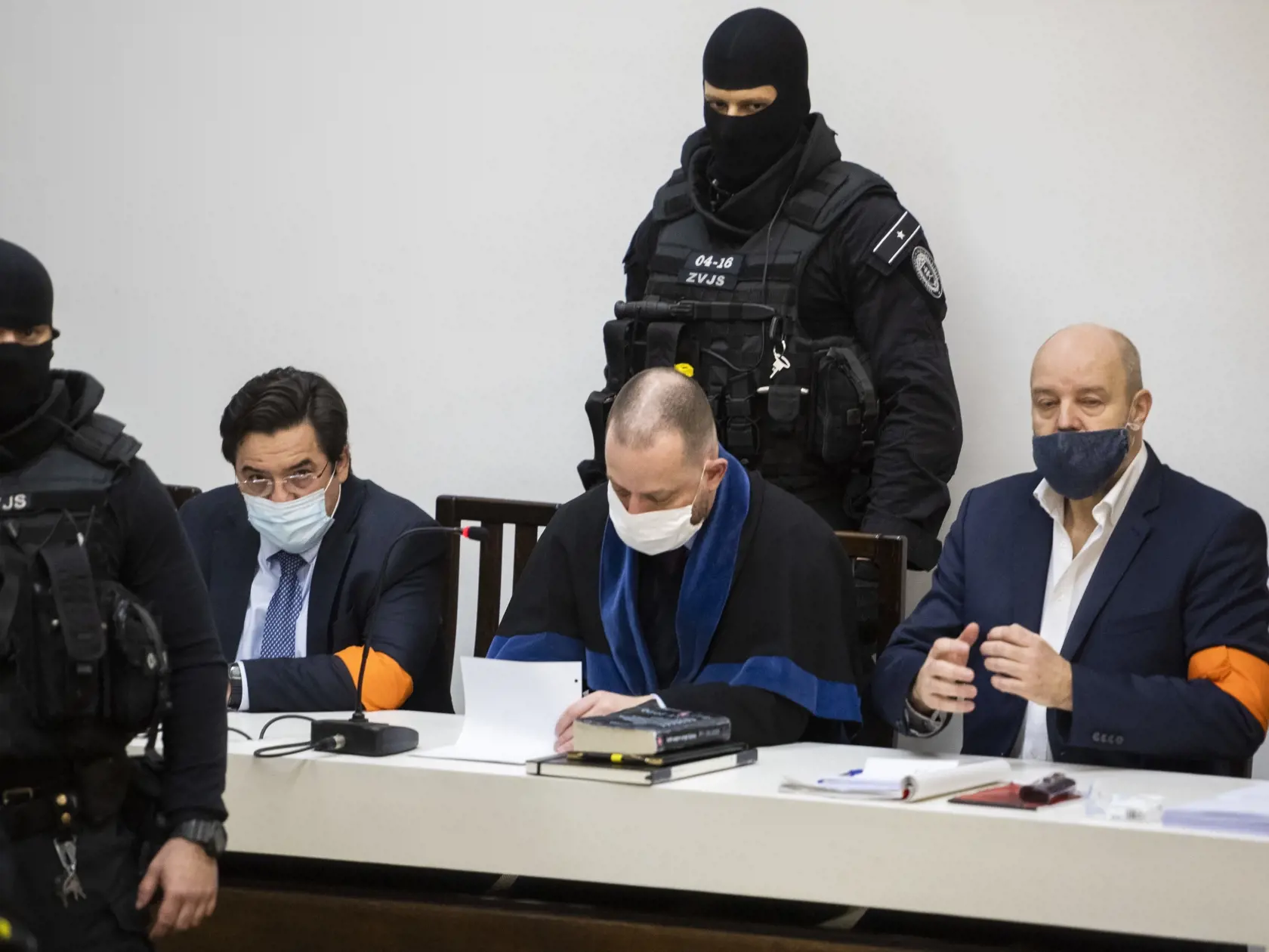 Na snímke zľava obžalovaný Marian K., jeho právny zástupca Marek Para a obžalovaný Pavol R. počas vynesenia rozsudku na pojednávaní na Najvyššom súde SR, ktorý rozhoduje v kauze televíznych zmeniek v Bratislave