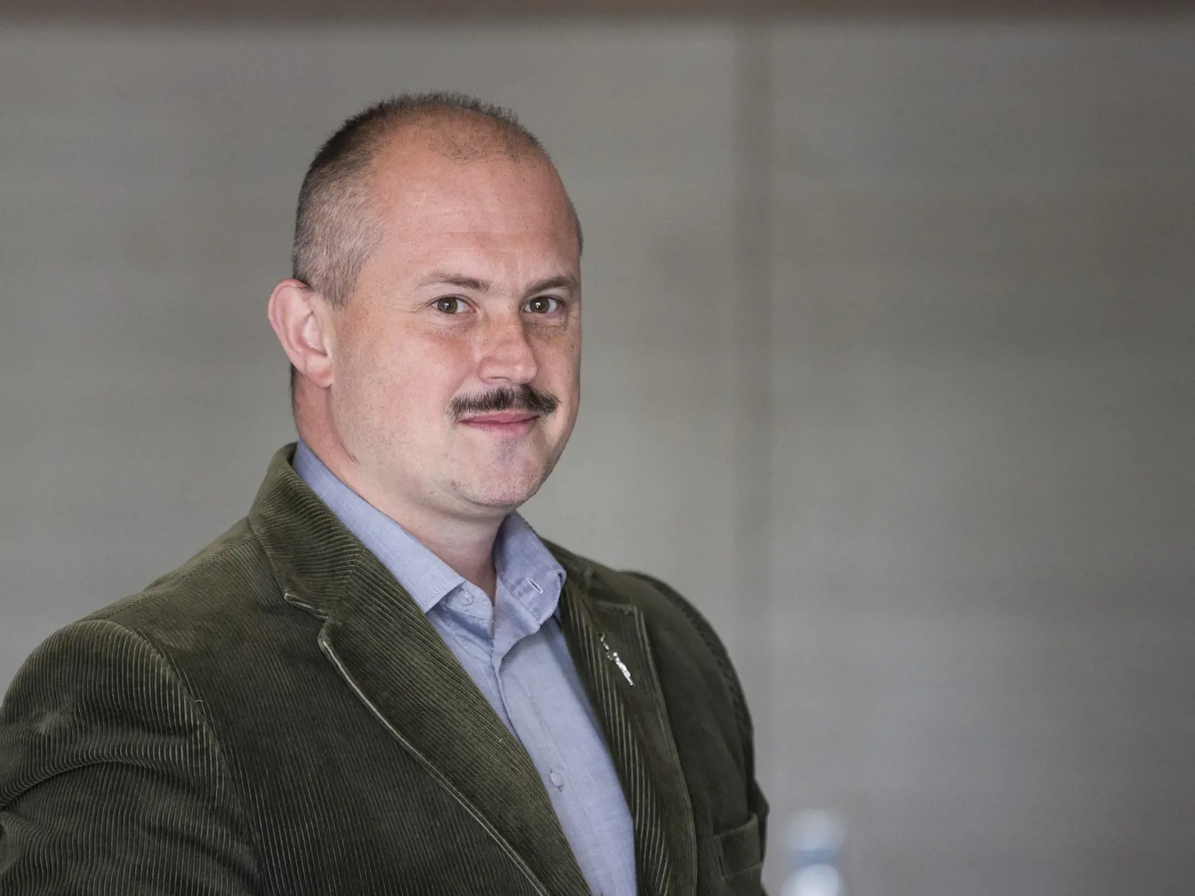 Na snímke predseda opozičnej ĽSNS Marian Kotleba prichádza na pojednávanie v kauze kontroverzných šekov na Špecializovanom trestnom súde v Pezinku 28. mája 2020. FOTO TASR - Jaroslav Novák