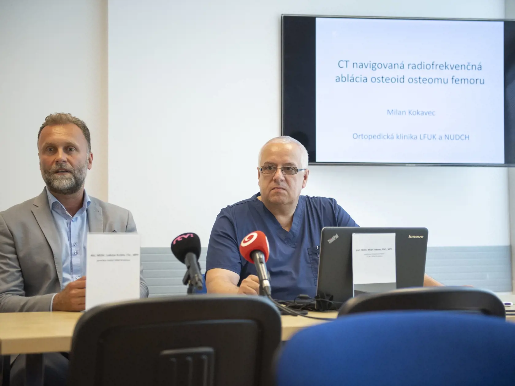 Národný ústav detských chorôb v Bratislave: bývalý riaditeľ Ladislav Kužela a profesor Milan Kokavec na tlačovej konferencii.