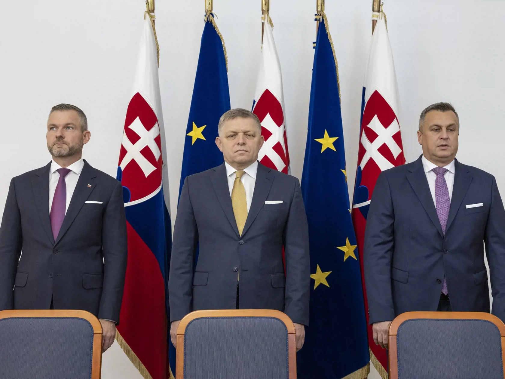 Predseda strany Smer-SD Robert Fico, líder Hlasu-SD Peter Pellegrini a šéf Slovenskej národnej strany (SNS) Andrej Danko počas podpisu koaličnej zmluvy v historickej budove Národnej rady Slovenskej republiky. Na snímke zľava je Peter Pellegrini, Robert Fico a Andrej Danko.