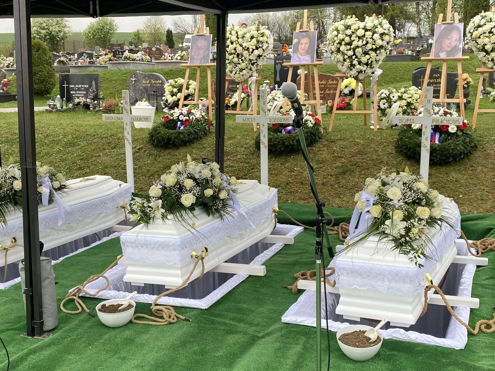 Pohreb troch obetí tragickej havárie pri Spišskej Kapitule v sobotu 6. 4. 2024.