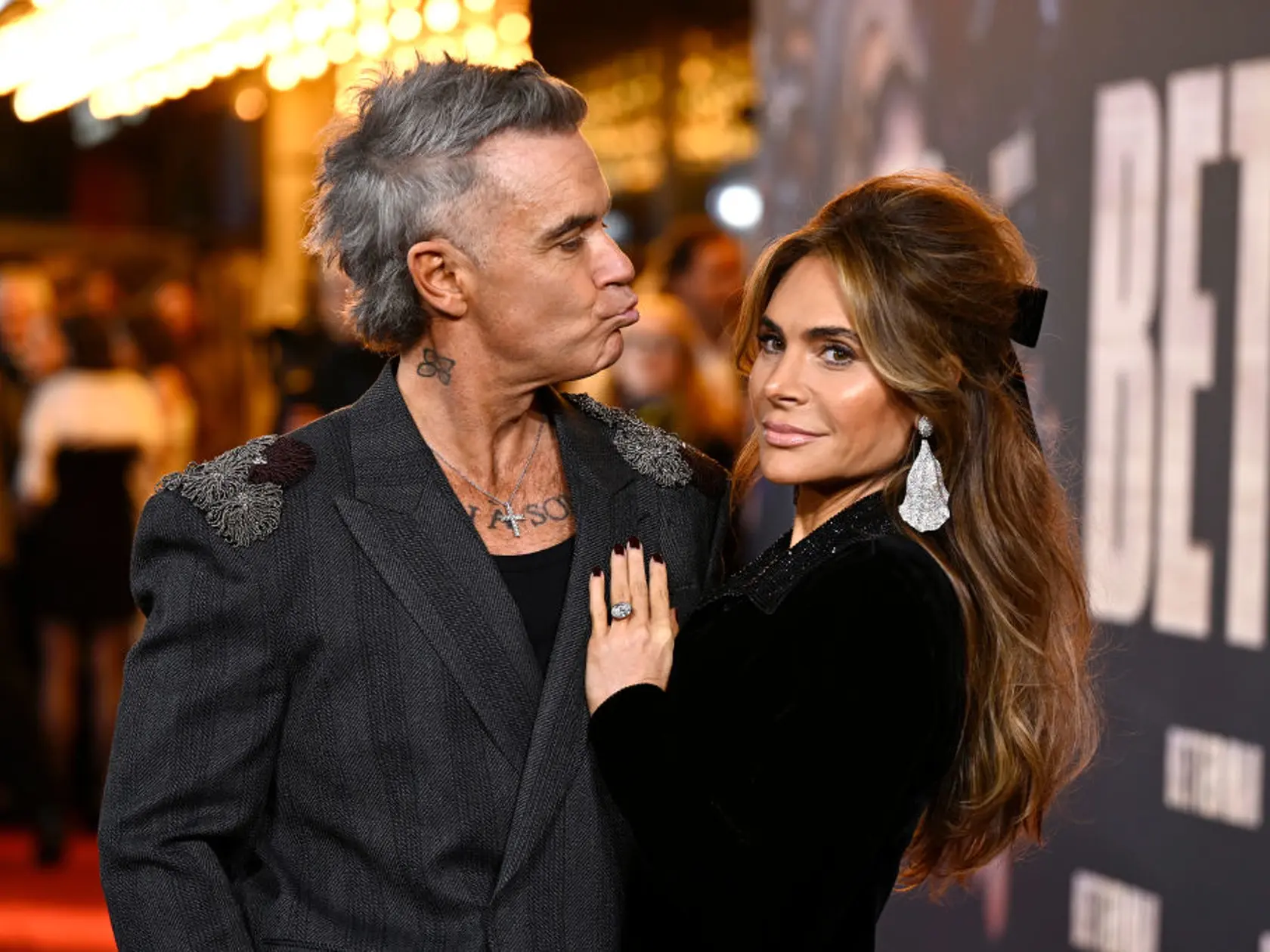 Robbie Williams s manželkou na premiére jeho životopisného filmu Better man: Šantili sa pred fotografmi