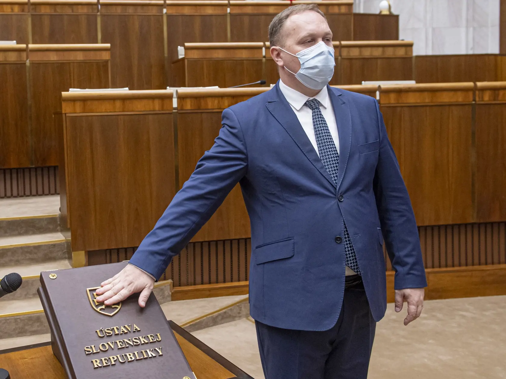 poslanec Richard Vašečka (Katolícka únia/OĽaNO)
Presadzuje zákaz interrupcií na žiadosť ženy. Umelé prerušenie tehotenstva by bolo žene umožnené, ak by otehotnela počas znásilnenia alebo by sa matka či dieťa dostali do ohrozenia života.