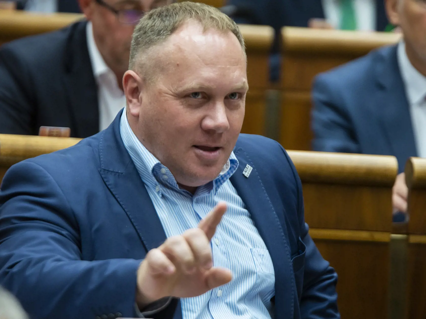 poslanec Richard Vašečka (Katolícka únia/OĽaNO)
Presadzuje zákaz interrupcií na žiadosť ženy. Umelé prerušenie tehotenstva by bolo žene umožnené, ak by otehotnela počas znásilnenia alebo by sa matka či dieťa dostali do ohrozenia života.