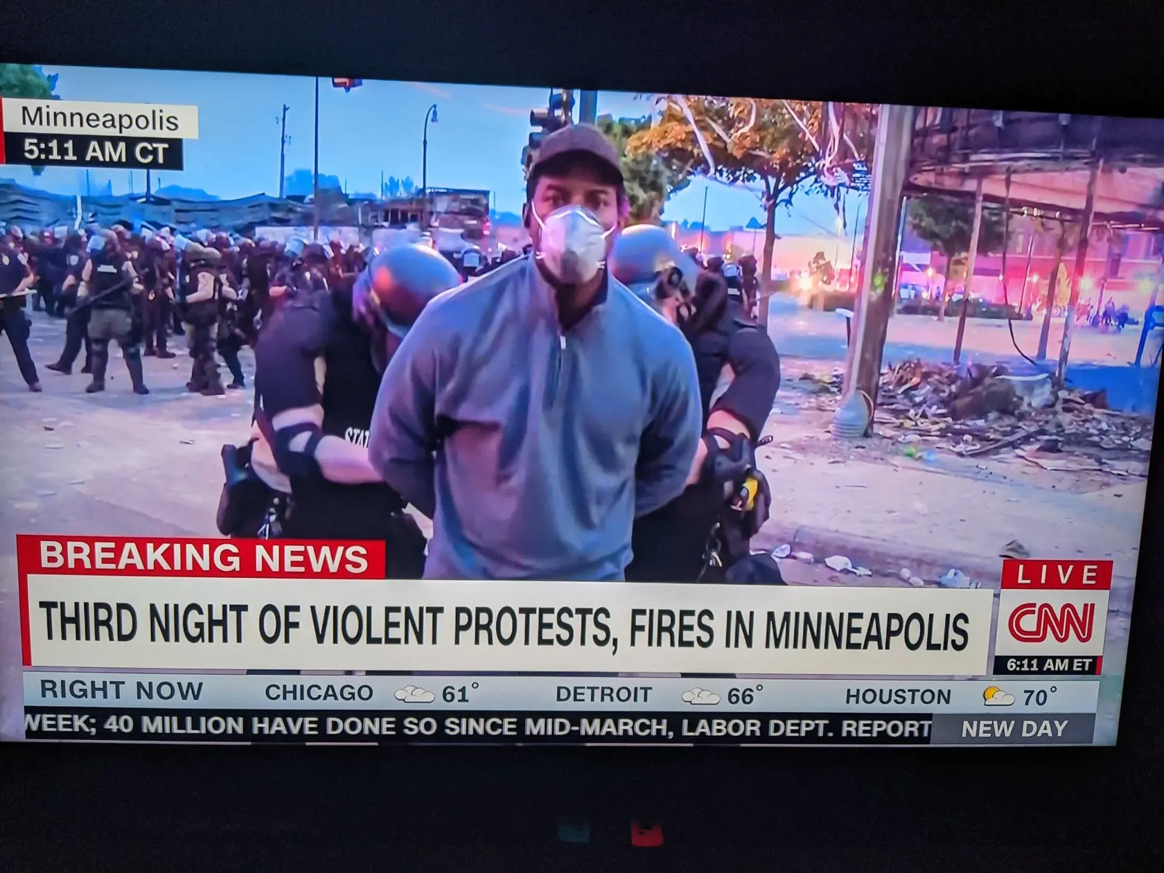 Polícia zatkla v živom vysielaní televízny štáb CNN.