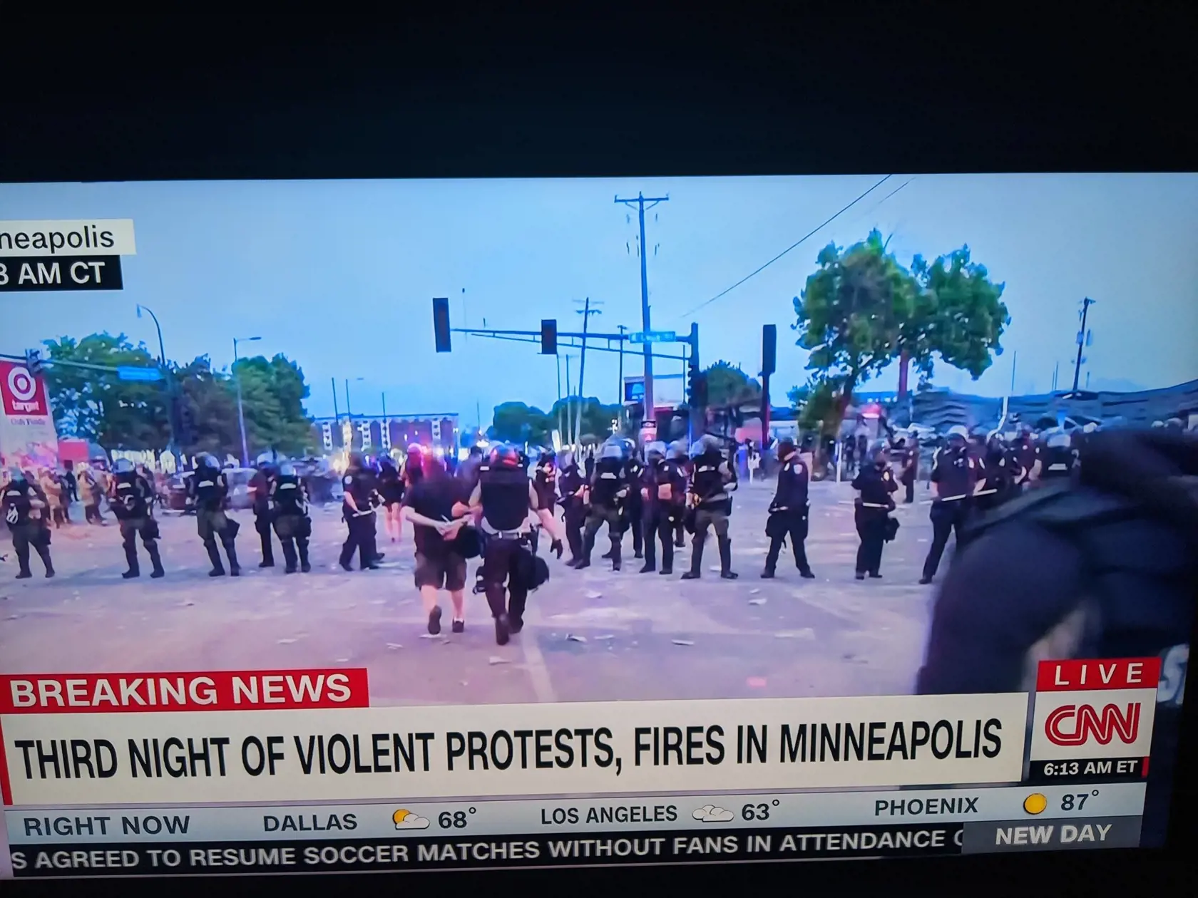 Polícia zatkla v živom vysielaní reportéra televízie CNN.