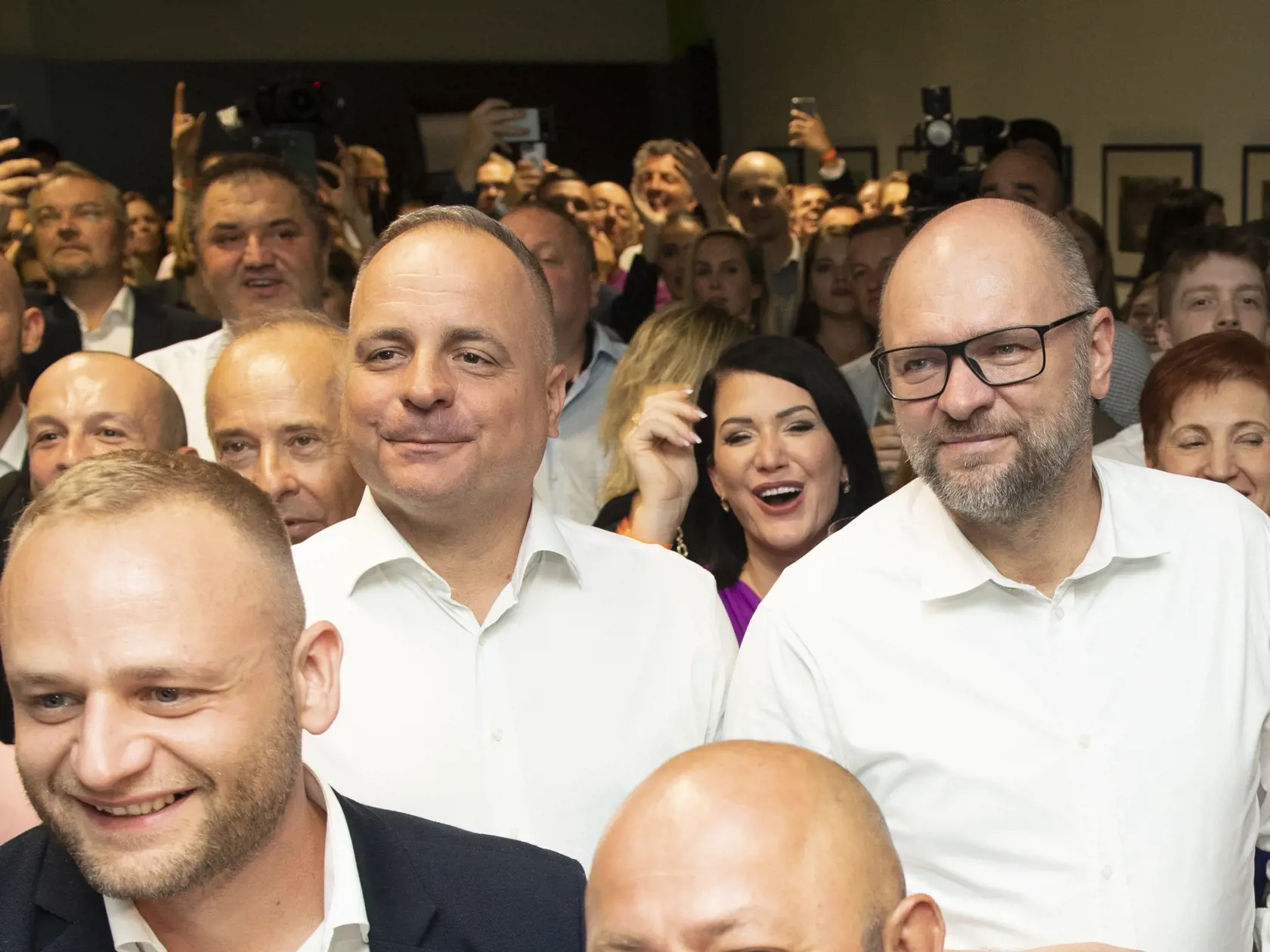 Na Slovensku sa v sobotu 30. septembra 2023 konali v poradí štvrté predčasné a celkovo deviate parlamentné voľby v ére samostatnosti. Na snímke predseda SaS Richard Sulík (vpravo) a člen republikovej rady SaS a predseda Bratislavského samosprávneho kraja (BSK) Juraj Droba (tretí sprava) reagujú na zverejnené výsledky exit pollu počas volebnej noci v Liberálnom dome v Bratislave v sobotu 30. septembra 2023. FOTO TASR - Pavel Neubauer