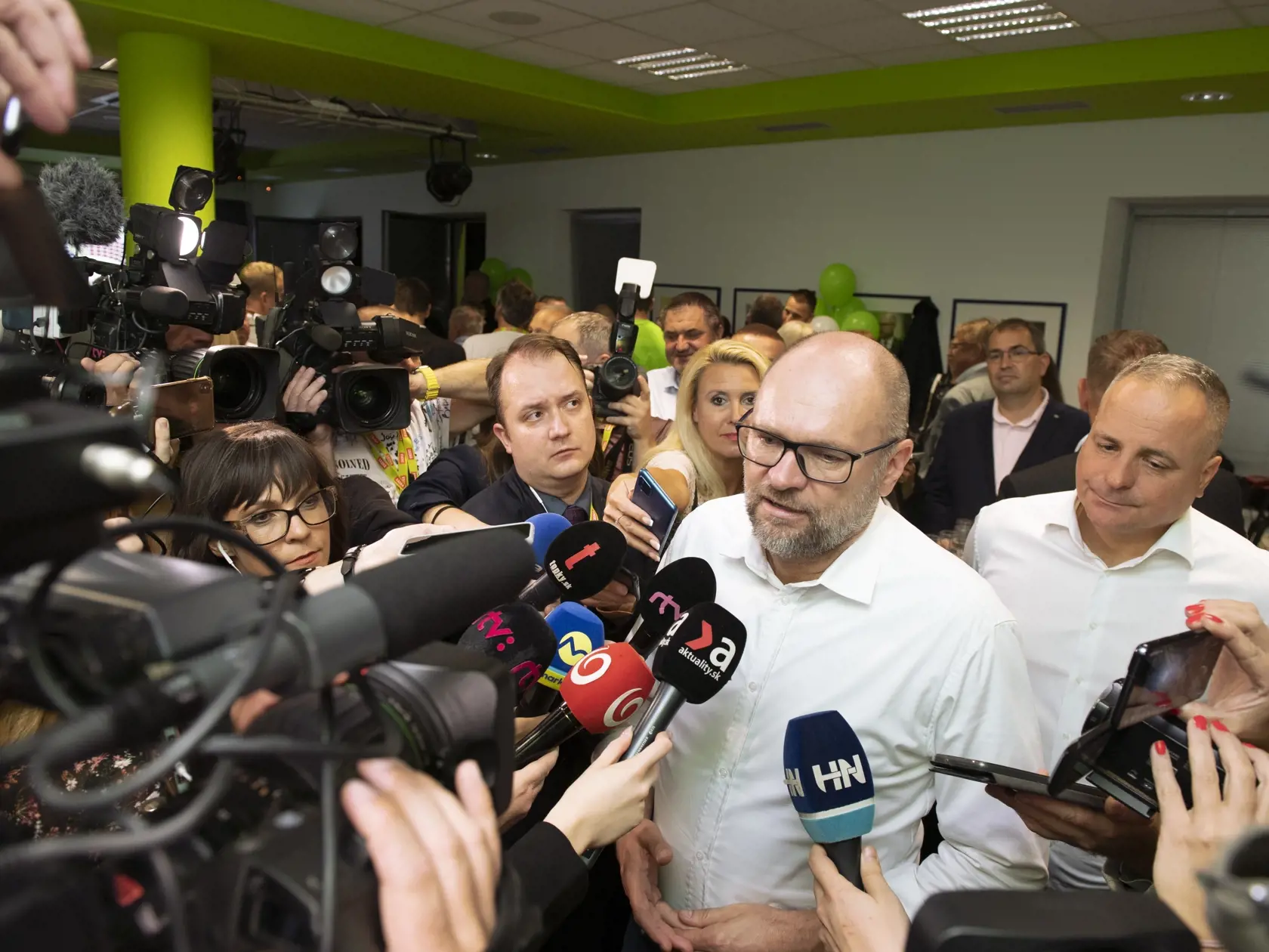 Na Slovensku sa v sobotu 30. septembra 2023 konali v poradí štvrté predčasné a celkovo deviate parlamentné voľby v ére samostatnosti. Na snímke predseda SaS Richard Sulík (druhý vpravo), člen republikovej rady SaS a predseda Bratislavského samosprávneho kraja (BSK) Juraj Droba reagujú na zverejnené výsledky exit pollu počas volebnej noci v Liberálnom dome v Bratislave v sobotu 30. septembra 2023. FOTO TASR - Pavel Neubauer