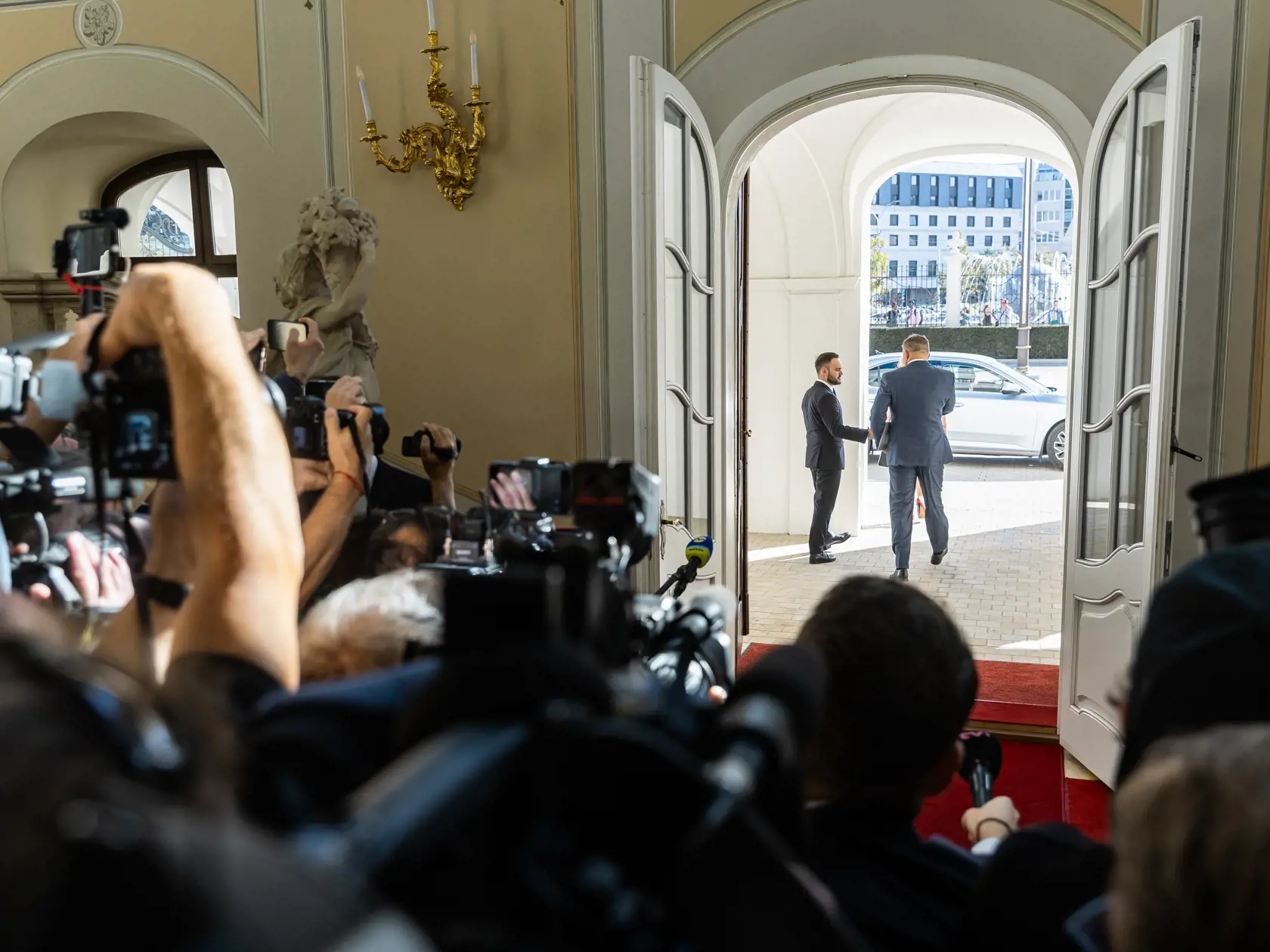 Predseda strany SMER-SD, ktorá vyhrala parlamentné voľby 2023 Robert Fico, prišiel do prezidentského paláca po poverenie na zostavenie vlády od prezidentky SR Zuzany Čaputovej. 