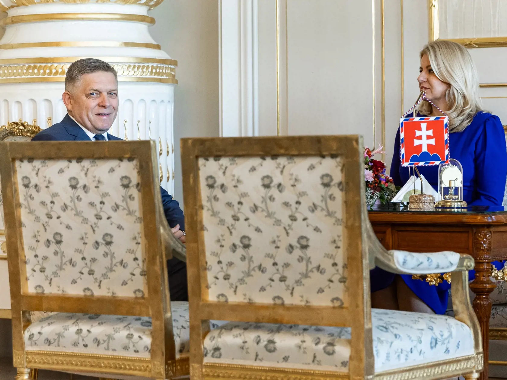 Predseda strany SMER-SD, ktorá vyhrala parlamentné voľby 2023 Robert Fico, prišiel do prezidentského paláca po poverenie na zostavenie vlády od prezidentky SR Zuzany Čaputovej. 
