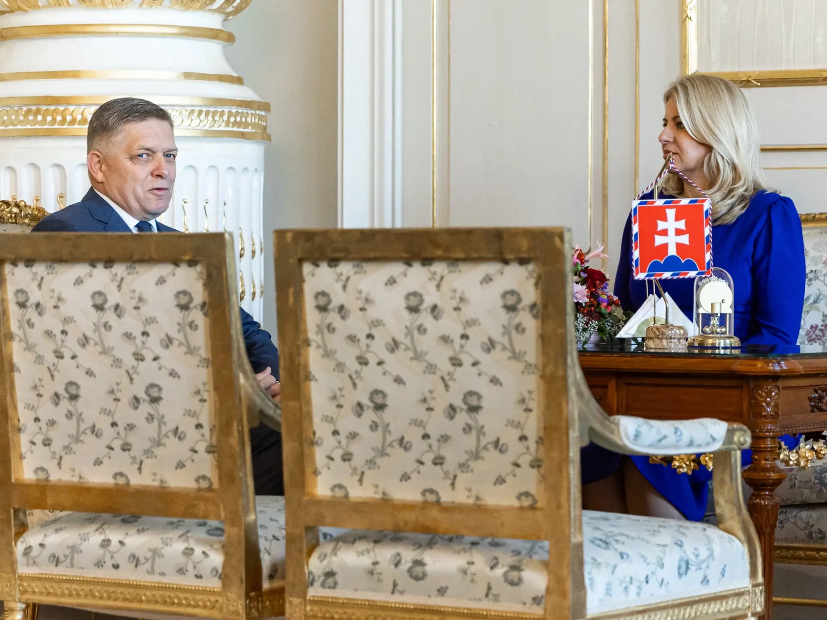 Predseda strany SMER-SD, ktorá vyhrala parlamentné voľby 2023 Robert Fico, prišiel do prezidentského paláca po poverenie na zostavenie vlády od prezidentky SR Zuzany Čaputovej. 
