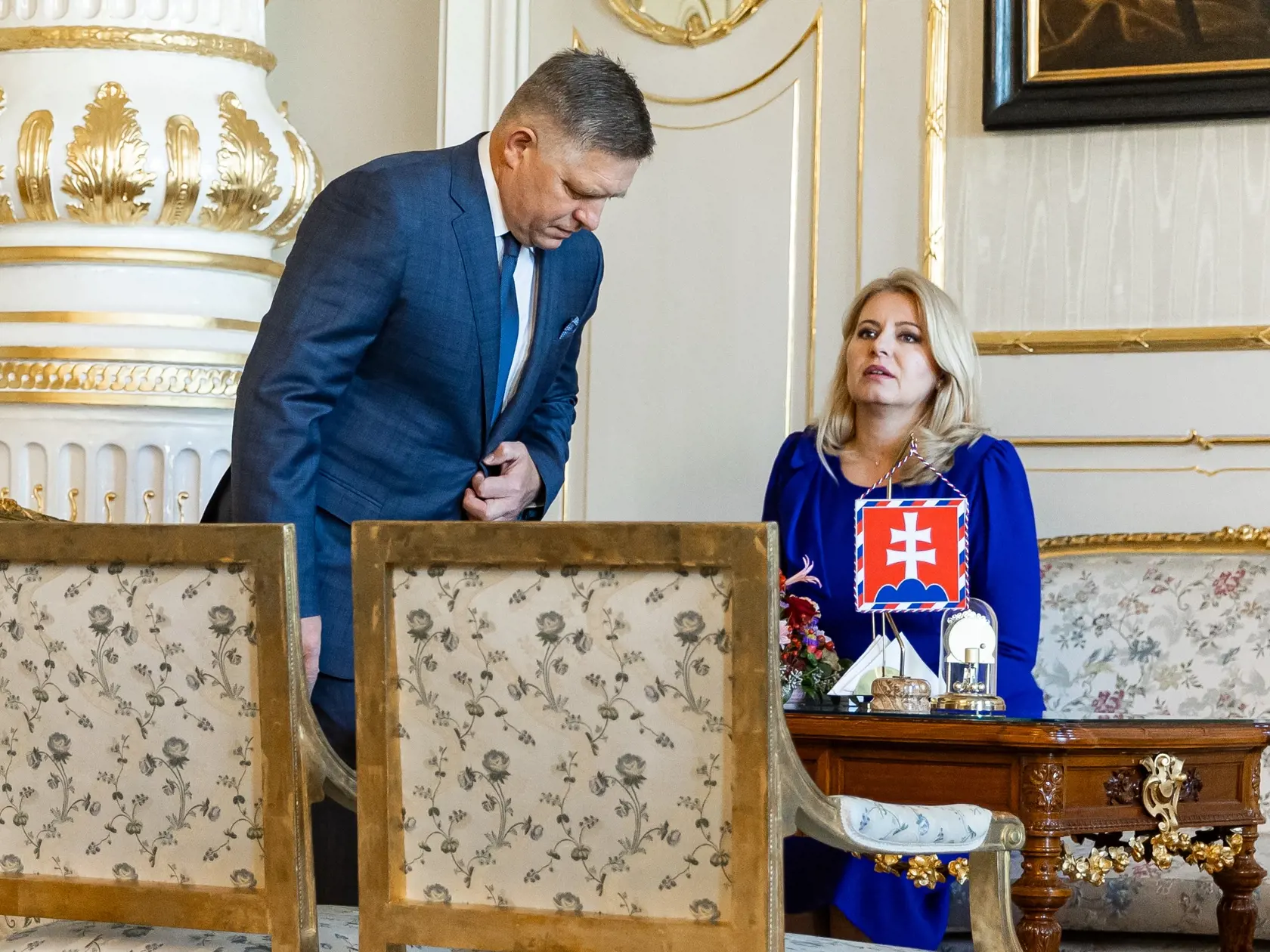 Predseda strany SMER-SD, ktorá vyhrala parlamentné voľby 2023 Robert Fico, prišiel do prezidentského paláca po poverenie na zostavenie vlády od prezidentky SR Zuzany Čaputovej. 