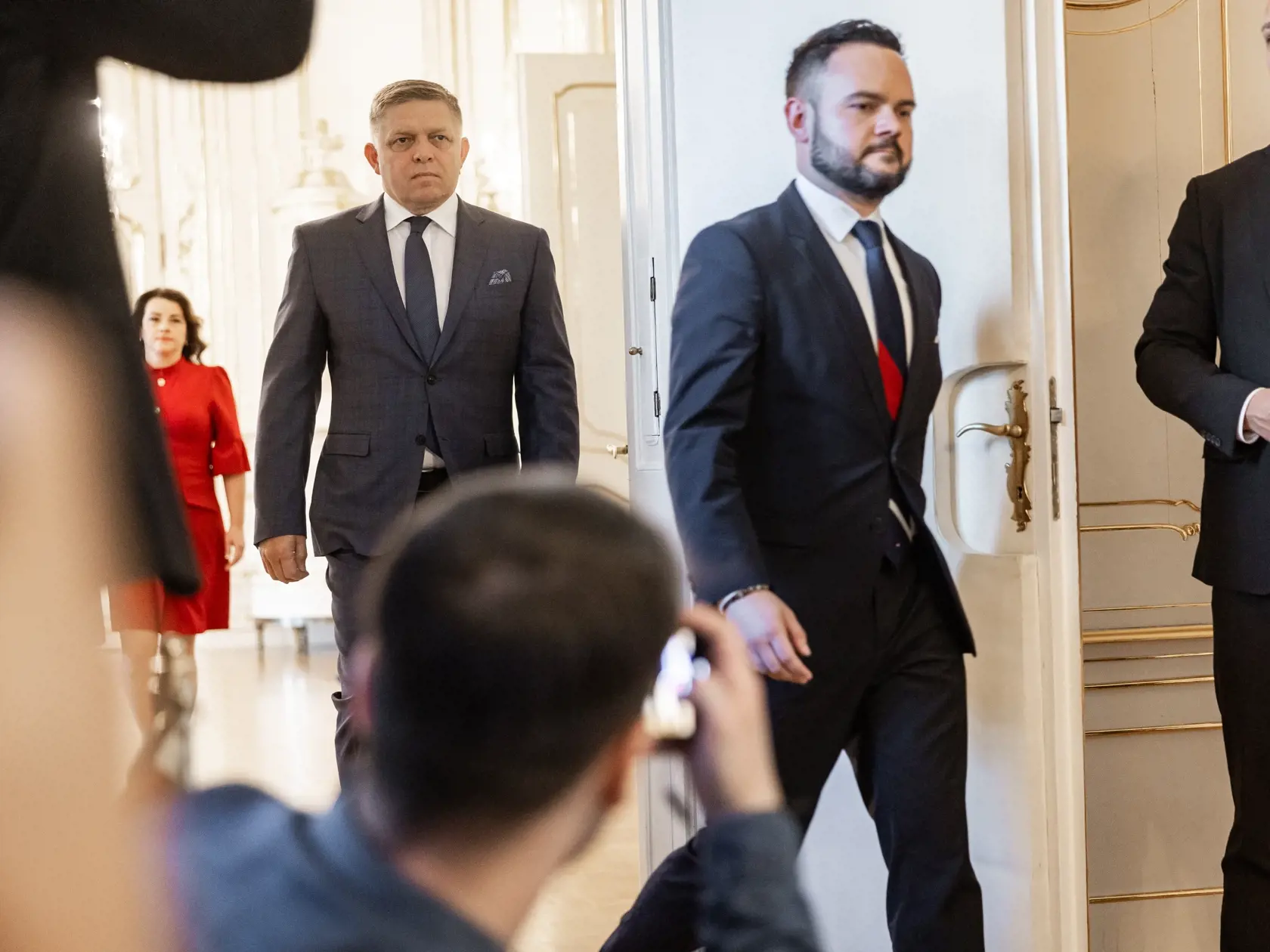 Predseda strany SMER-SD, ktorá vyhrala parlamentné voľby 2023 Robert Fico, prišiel do prezidentského paláca po poverenie na zostavenie vlády od prezidentky SR Zuzany Čaputovej. 