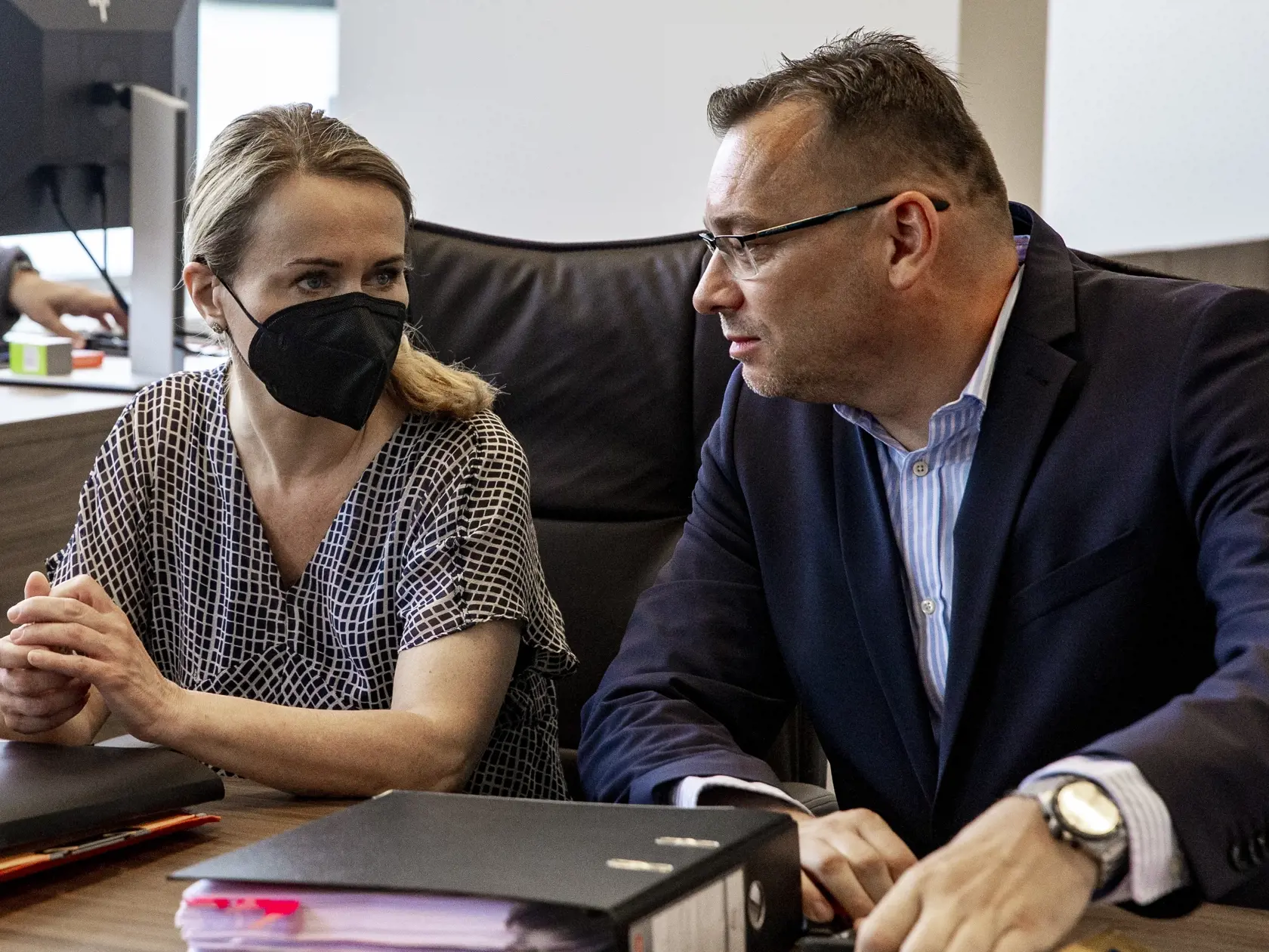 Na snímke je Andrea Haitová počas pojednávania v prípade disciplinárneho previnenia na Najvyššom správnom súde v Bratislave. Vedľa nej obhajca Jiří Kučera.