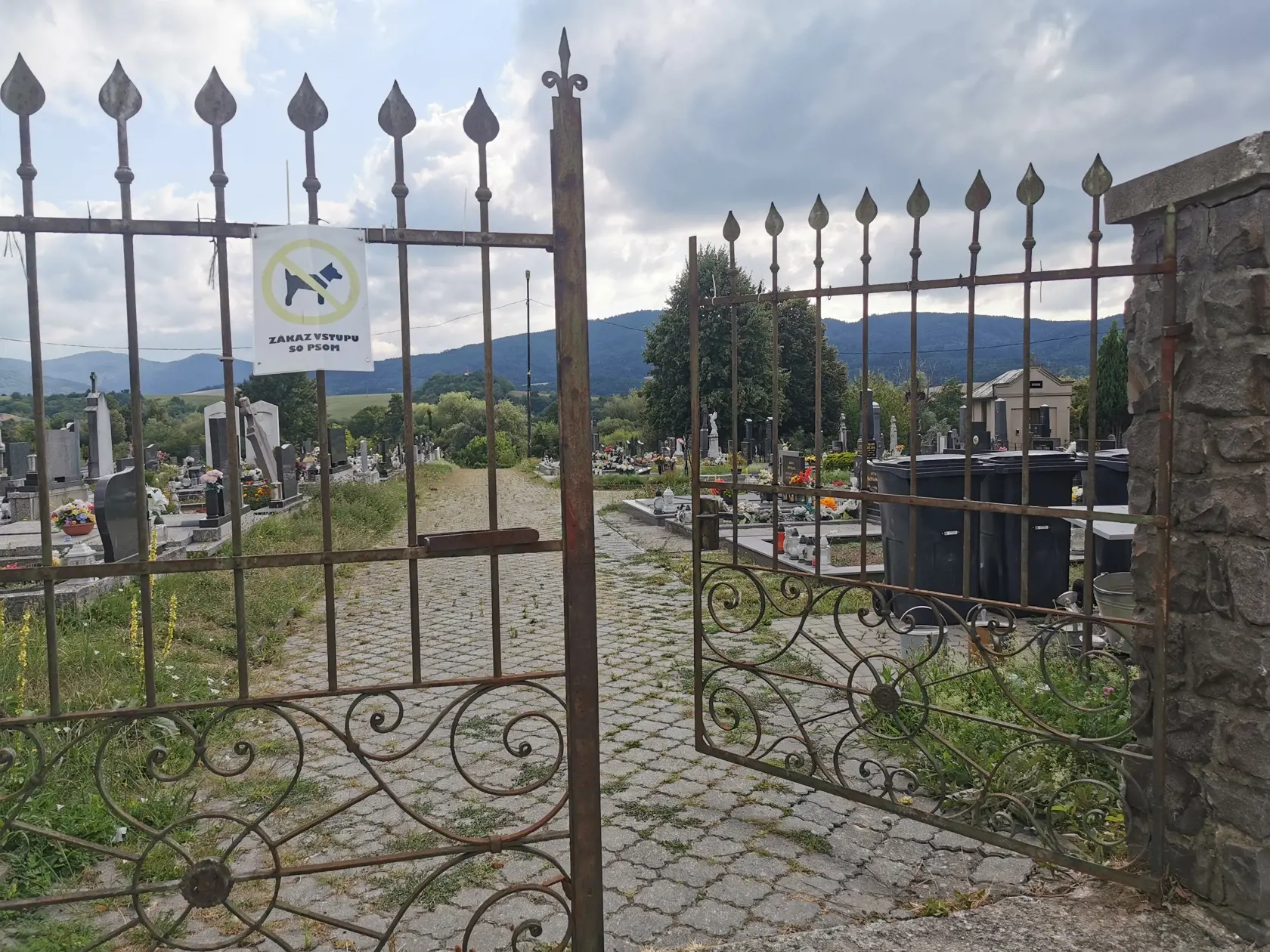 Hrob, kde odpočíva L. Oller leží na cintoríne v Nitrianskom Pravne.