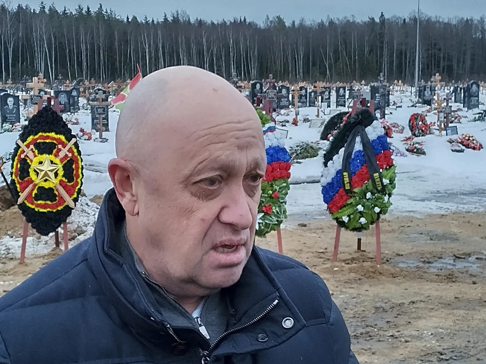 Na archívnej snímke z 24. decembra 2022 šéf ruskej súkromnej Vagnerovej skupiny Jevgenij Prigožin sa účastní na pohrebe Dmitrija Mešikova, žoldniera Vagnerovej skupiny, ktorý zomrel počas špeciálnej operácie na Ukrajine  na cintoríne v Petrohrade.