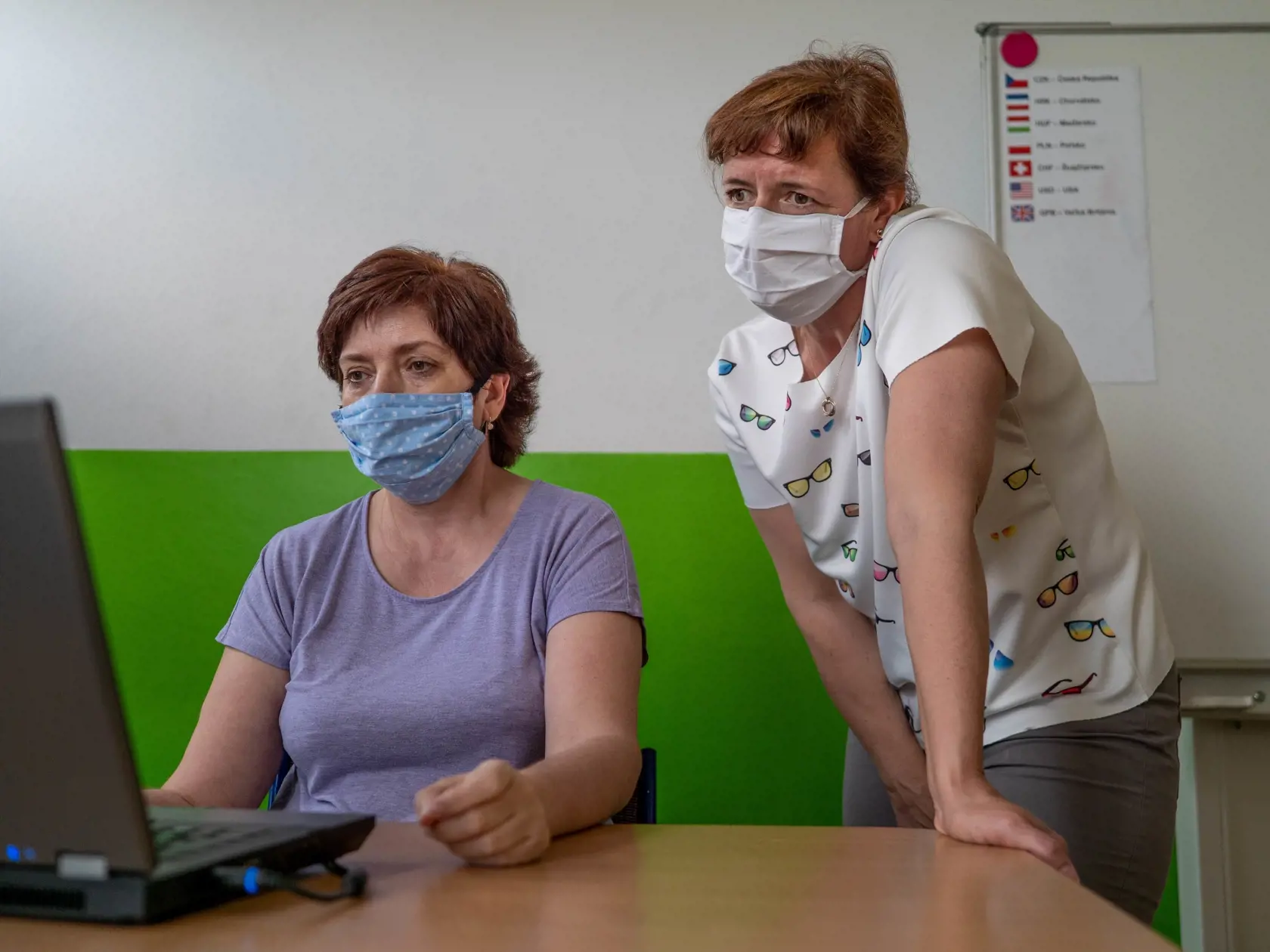 Už teraz však z istotou vyhlasujú, že deti sú oveľa menej ohrozené tým, že by na nový koronavírus ťažko ochoreli alebo zomreli. Počas výskumu podrobne preskúmali 6 332 štúdií z celého sveta, aby získali relevantné odpovede. Identifikovali pritom iba 18, v ktorých boli použiteľné dáta. Išlo o štúdie, ktoré skúmali, ako sa vírus šíril v školách či domácnostiach.
