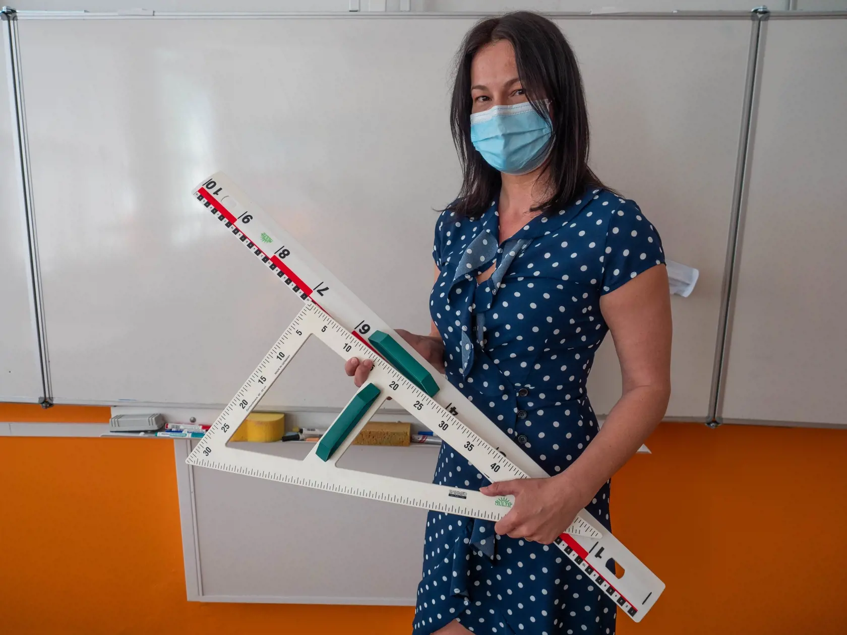 V rámci uvoľňovania opatrení sa krízový štáb rozhodol od 1. júna otvoriť materské a základné školy. Nástup detí do tried je však dobrovoľný. Rodičia ktorí sa boja, môžu zostať s deťmi aj naďalej doma. Vyučovanie pre takéto prípady zostane aj naďalej cez internet.  Tí, ktorí sa neboja alebo jednoducho nemajú na výber sa už zajtra otvárajú školy po celom Slovensku.