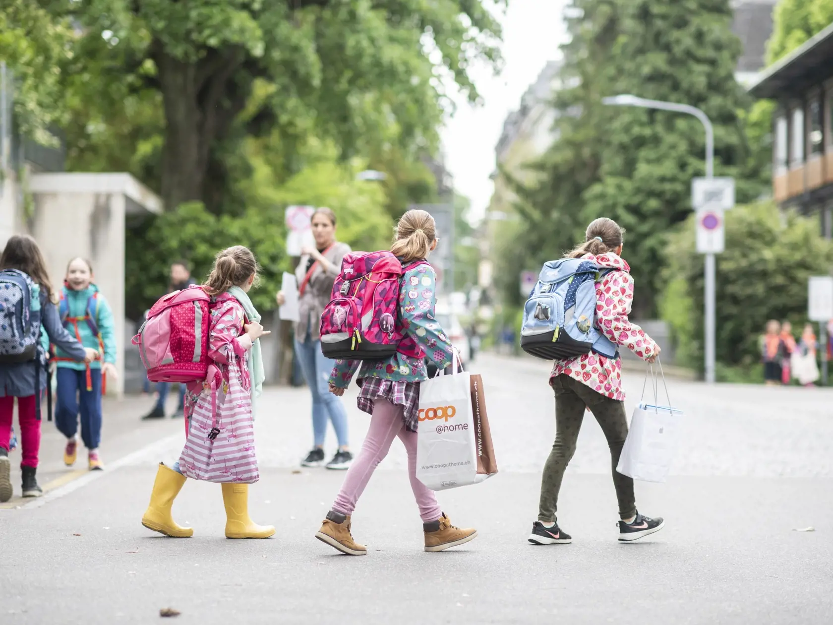 Od 1. júna 2020 budú mať rodičia na Slovensku možnosť rozhodnúť sa, či svoje dieťa pošlú do školy. Na otázku, či svoje deti do školy pošlú odpovedalo „určite áno“ 42 % rodičov detí, ktoré chodia do prvej až piatej triedy. Ďalších 26 % rodičov odpovedalo „skôr áno“.