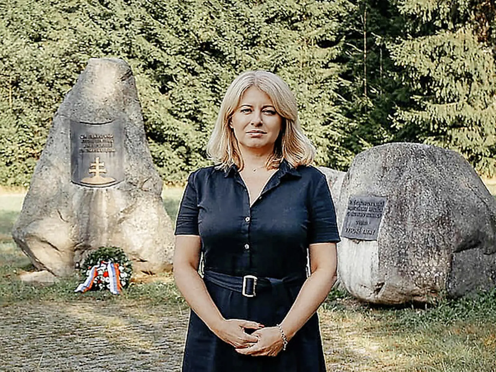 Podbanské. Zuzana Čaputová si pamiatku SNP uctila o týždeň skôr, keď tam nakrúcala pre súkromnú televíziu.