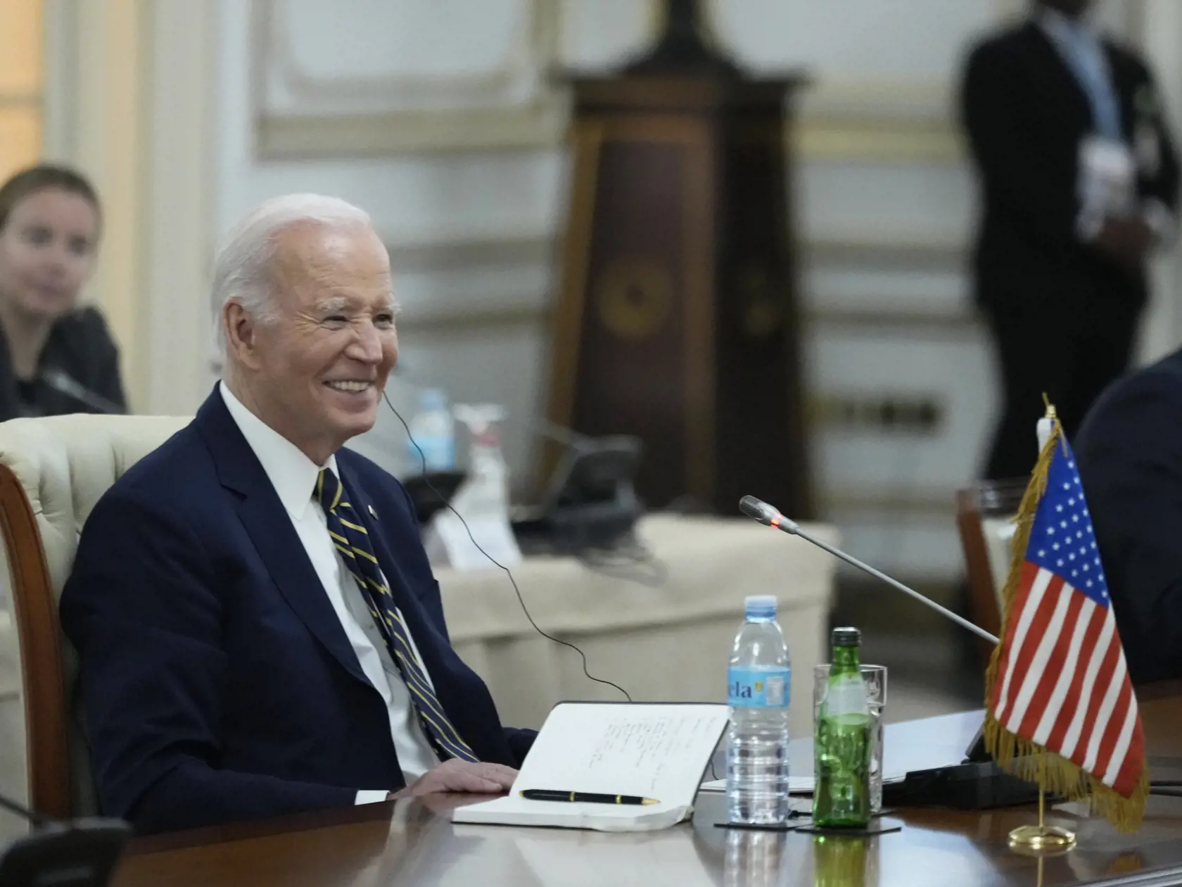 Na snímke americký prezident Joe Biden počas stretnutia s angolským prezidentom Joaom Lourencom v Luande v Angole 3. decembra 2024. Americký prezident Joe Biden pricestoval v pondelok 2. decembra 2024 do Angoly na svoju prvú a jedinú návštevu subsaharskej Afriky počas svojho mandátu. Cieľom jeho cesty je zdôrazniť ambície USA v Afrike v súvislosti s významnými investíciami zo strany Číny.