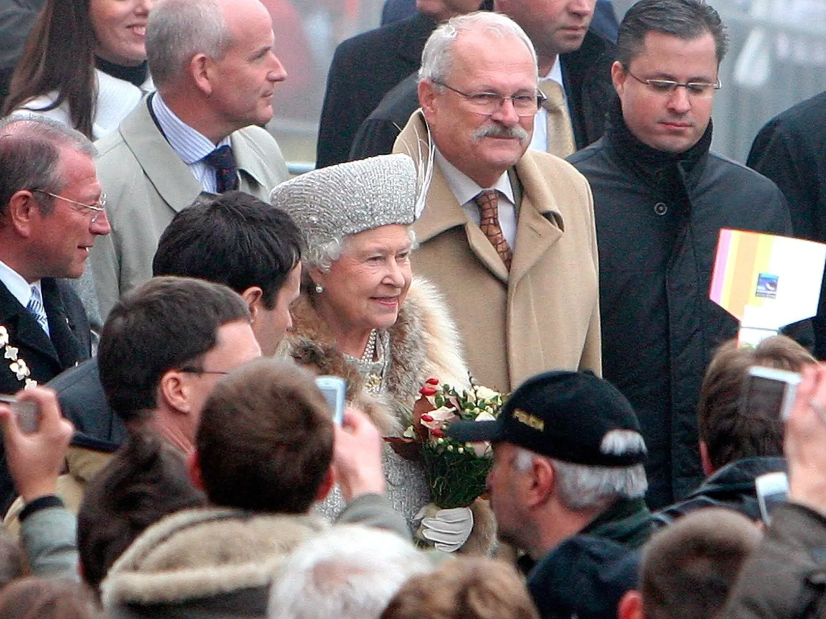 Kráľovná Alžbeta II. navštívila v roku 2008 aj Slovenskú republiku. Záber je z návštevy Vysokých Tatier.