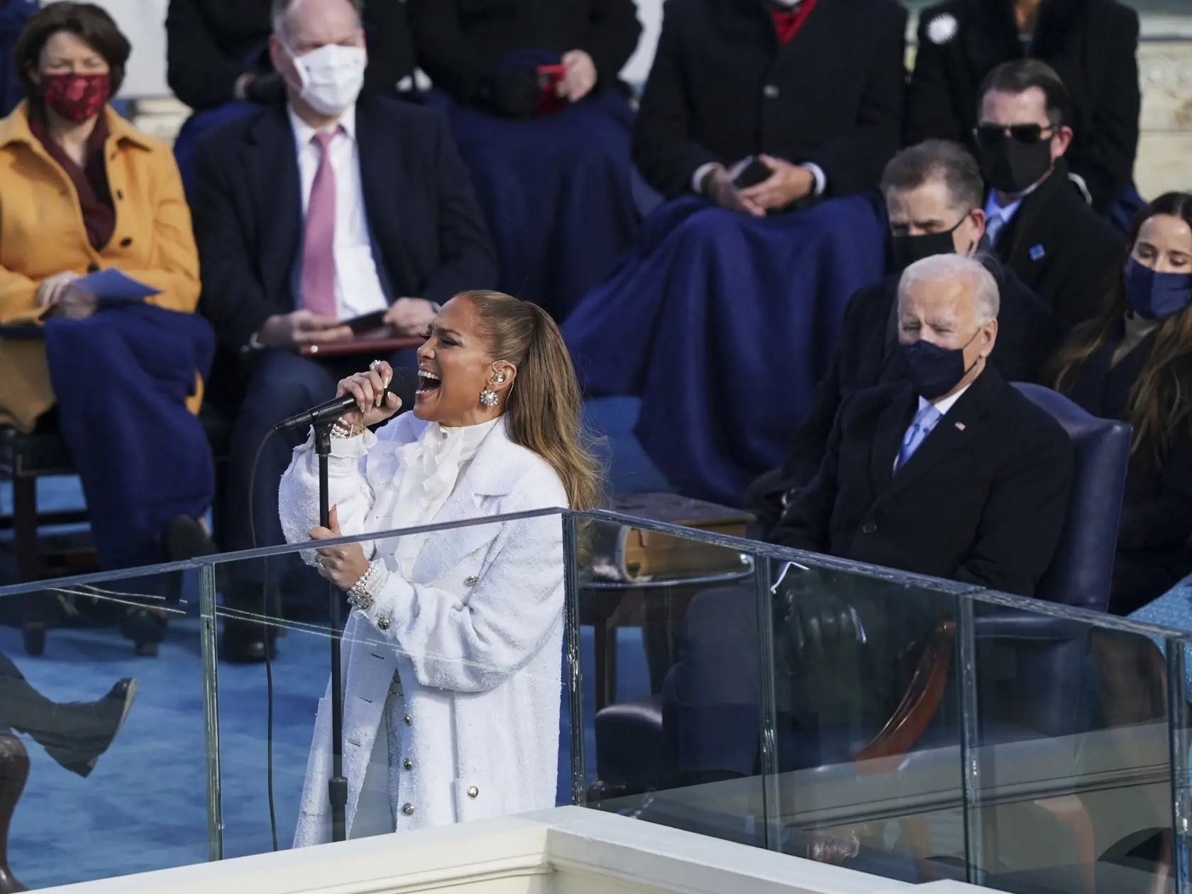 Speváčka Jennifer Lopezová  počas vystúpenia na inaugurácii 46. prezidenta USA Joea Bidena a 49. viceprezidentky Kamaly Harrisovej (druhá vpravo) v americkom Kapitole vo Washingtone 20. januára 2021. FOTO TASR/AP