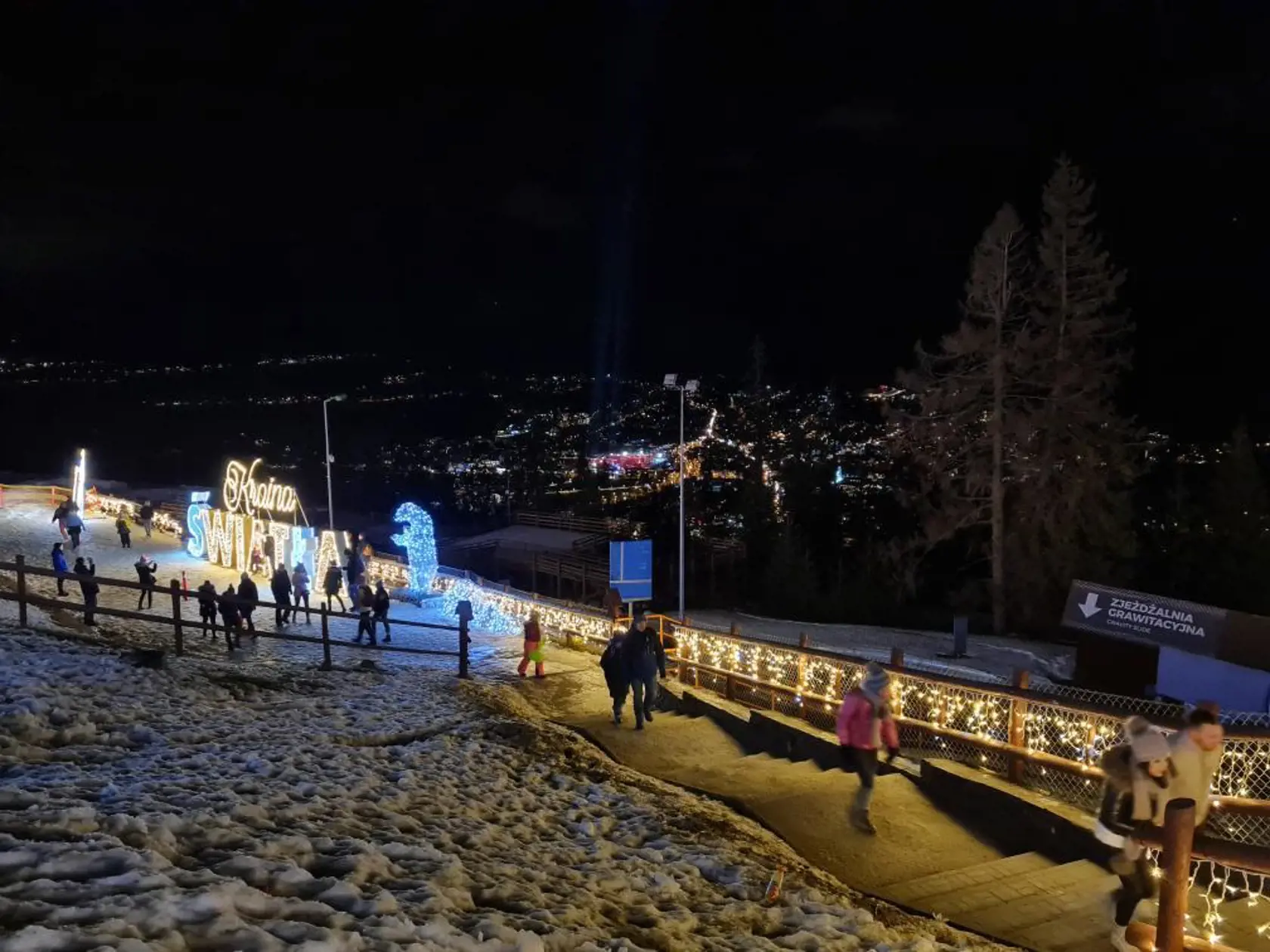 „Bolo to najlepšie rozhodnutie a jeden z najkrajších Silvestrov, aký som zažila. Opatrenia tam neboli skoro žiadne, keď nerátam, že do lanovky sme si museli dať rúška. V reštauráciách a vonku na ulici to vyzeralo, ako keby žiadna korona nebola. Jedine na najväčšej silvestrovskej diskotéke, ktorá sa tam konala, sa bolo potrebné zaregistrovať covid pasom, aby sme sa tam dostali. Takže my očkovaní ľudia sme mohli byť rovno pod pódiom a baviť sa," dodala na margo protipandemických opatrení.