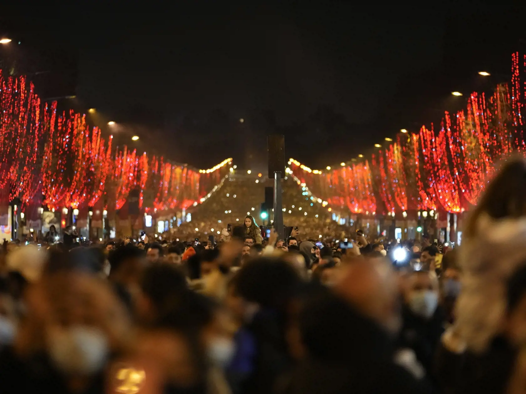 JB 11 Paríž - Ľudia počas novoročných osláv na Champs Elysees v Paríži 31. decembra 2021. FOTO TASR/AP 

People celebrate the New Year's Eve on the Champs Elysees avenue, in Paris, Friday, Dec. 31, 2021. (AP Photo/Thibault Camus)
