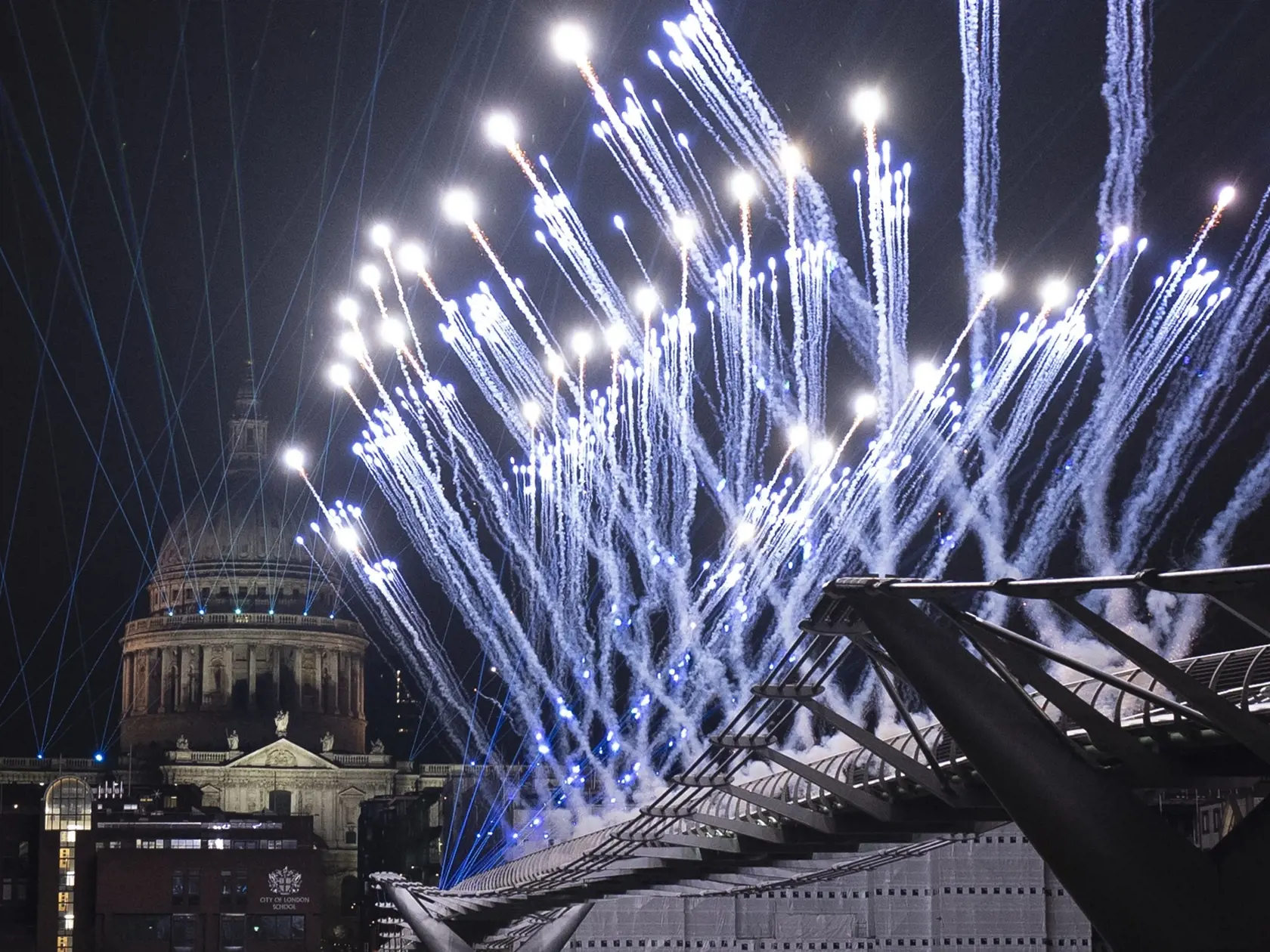 JB 23 Londýn - Svetelná a laserová šou pri moste Millennium Bridge nad Temžou počas novoročných osláv v Londýne 1. januára 2022. FOTO TASR/AP 

Pyrotechnics go off to mark the start of the year 2022, just after midnight, by the Millennium Bridge going over the River Thames, backdropped by the dome of St Paul's Cathedral in London, Saturday, Jan. 1, 2022. The usual New Year's Eve London firework display by the London Eye ferris wheel was cancelled for the second year running to stop crowds gather