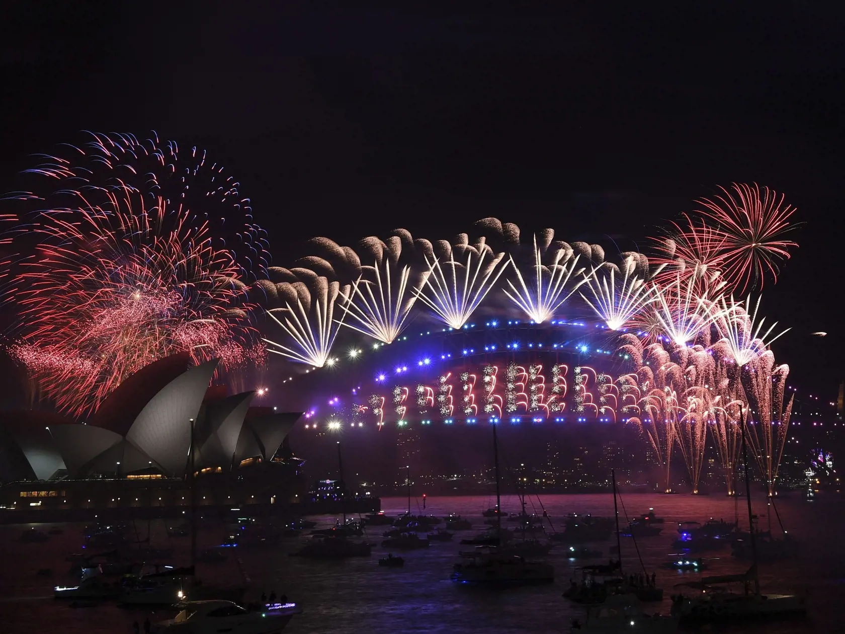 JB 33 Sydney - Ohňostroj exploduje nad budovou Opery a mostom Sydney Harbour počas novoročných osláv v Sydney 1. januára 2021. FOTO TASR/AP 

Fireworks explode over the Sydney Opera House and Harbour Bridge during New Year's Eve celebrations in Sydney, Saturday, Jan. 1, 2022. (Dean Lewins/AAP Image via AP)
