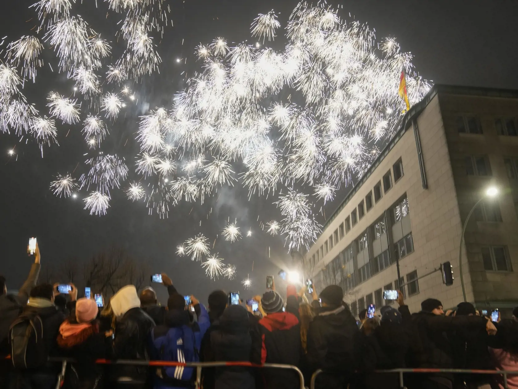JB 17 Berlín - Ľudia stoja pred Brandenburskou bránou a sledujú ohňostroj počas novoročných osláv v Berlíne 1. januára 2022. FOTO TASR/AP 

Spectators at the boulevard Unter den Linden watch fireworks as they celebrate the New Year near the Brandenburg Gate in Berlin, Germany, Saturday, Jan. 1, 2022. Large-scale New Year celebrations are prohibited in Germany. (AP Photo/Markus Schreiber)