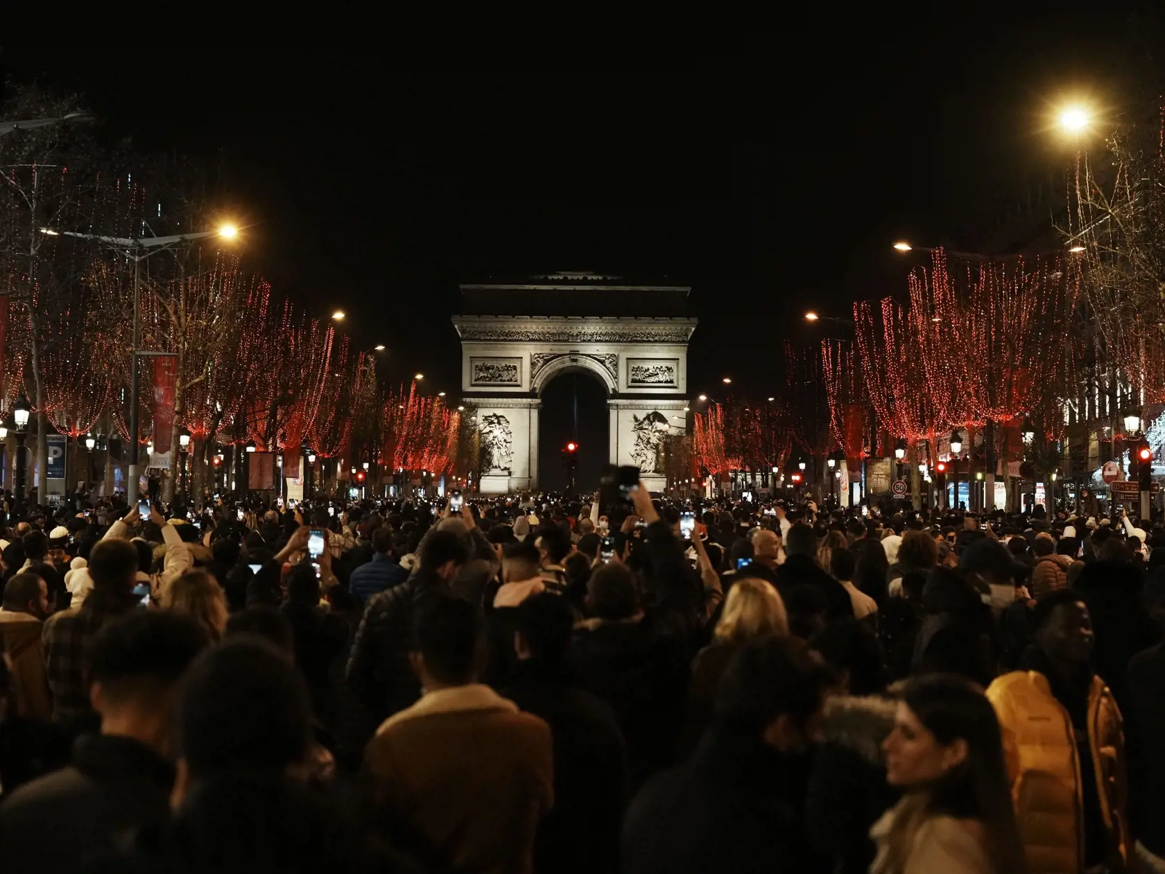 JB 13 Paríž - Ľudia počas novoročných osláv na Champs Elysees v Paríži 31. decembra 2021. FOTO TASR/AP 

People celebrate the New Year's Eve on the Champs Elysees avenue, in Paris, Friday, Dec. 31, 2021. (AP Photo/Thibault Camus)