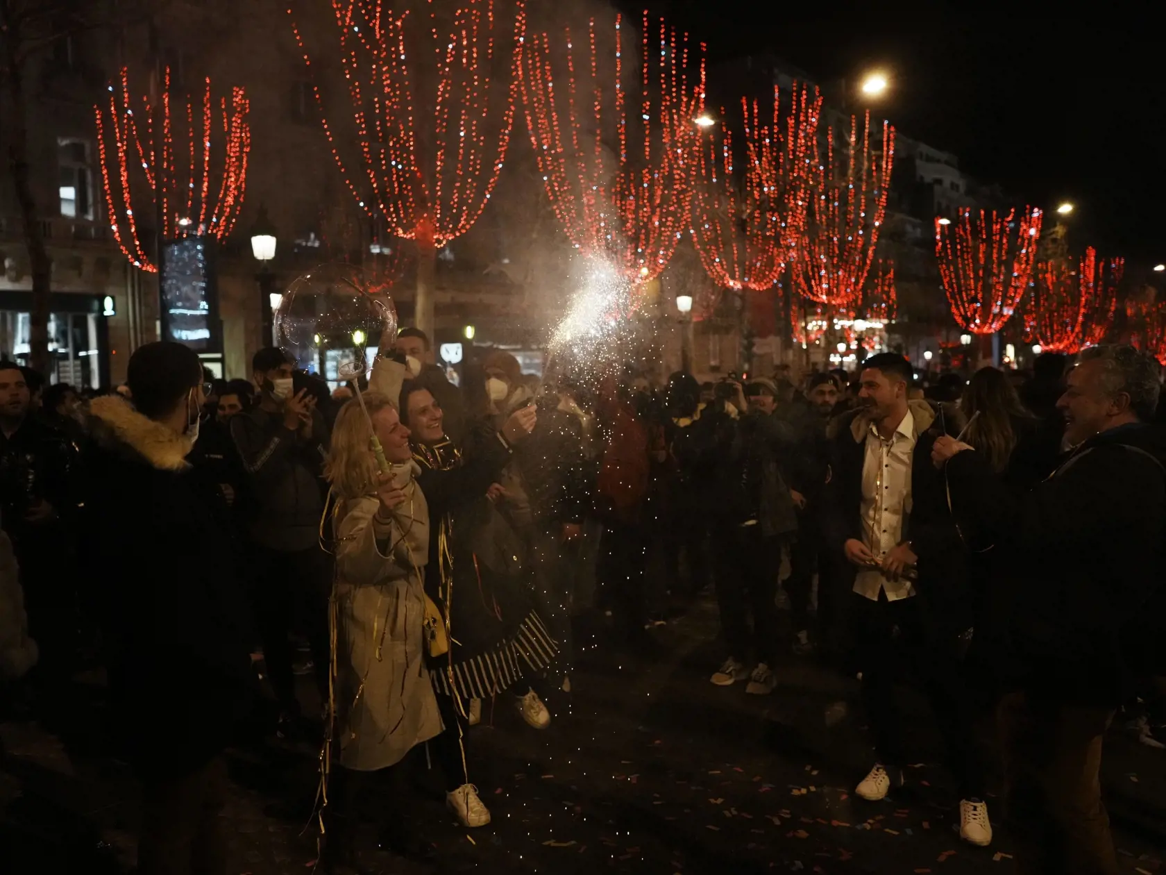 JB 12 Paríž - Ľudia počas novoročných osláv na Champs Elysees v Paríži 31. decembra 2021. FOTO TASR/AP 

People celebrate the New Year's Eve on the Champs Elysees avenue, in Paris, Friday, Dec. 31, 2021. (AP Photo/Thibault Camus)
