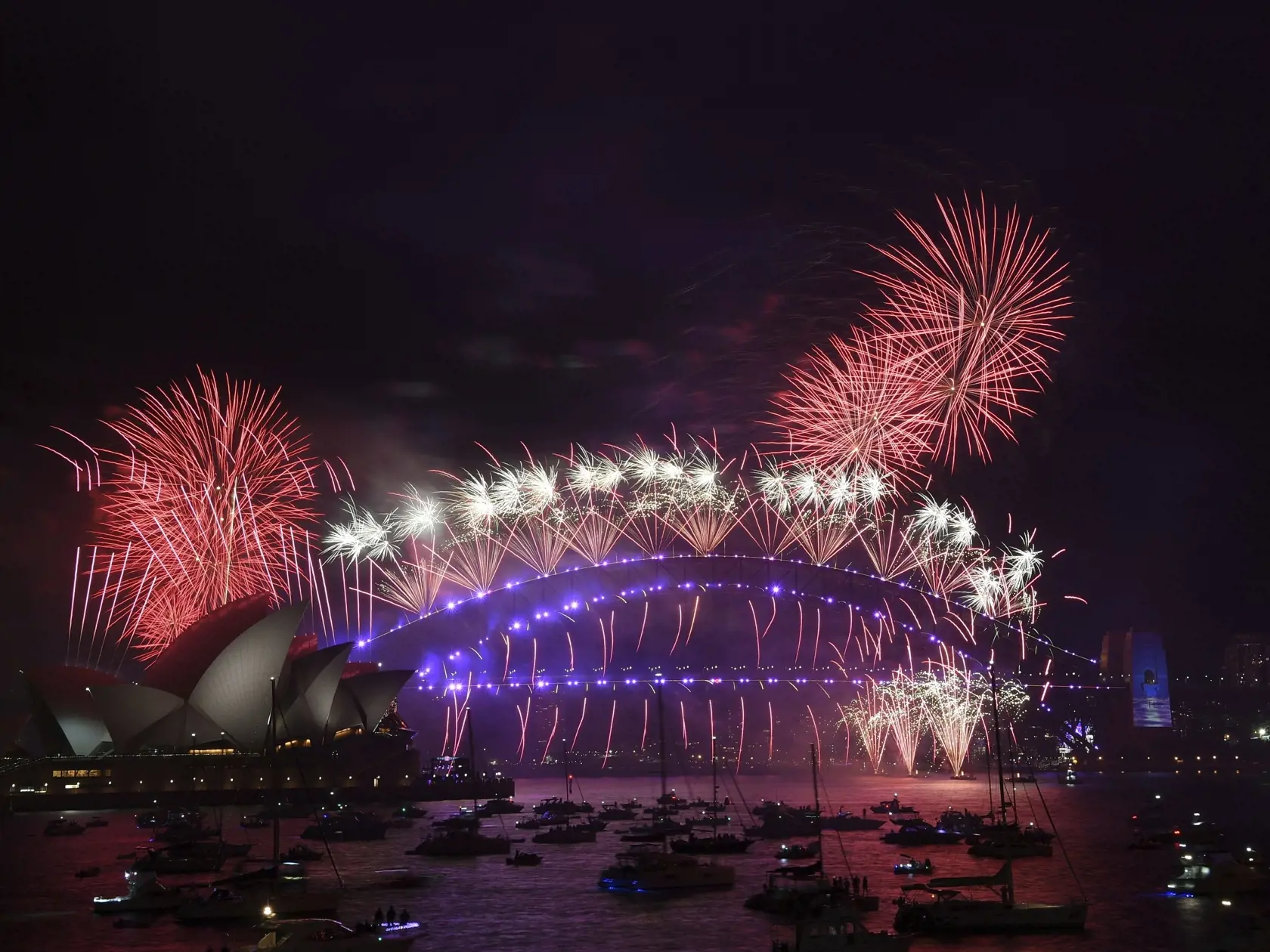 JB 34 Sydney - Ohňostroj exploduje nad budovou Opery a mostom Sydney Harbour počas novoročných osláv v Sydney 1. januára 2021. FOTO TASR/AP 

Fireworks explode over the Sydney Opera House and Harbour Bridge during New Year's Eve celebrations in Sydney, Saturday, Jan. 1, 2022. (Dean Lewins/AAP Image via AP)