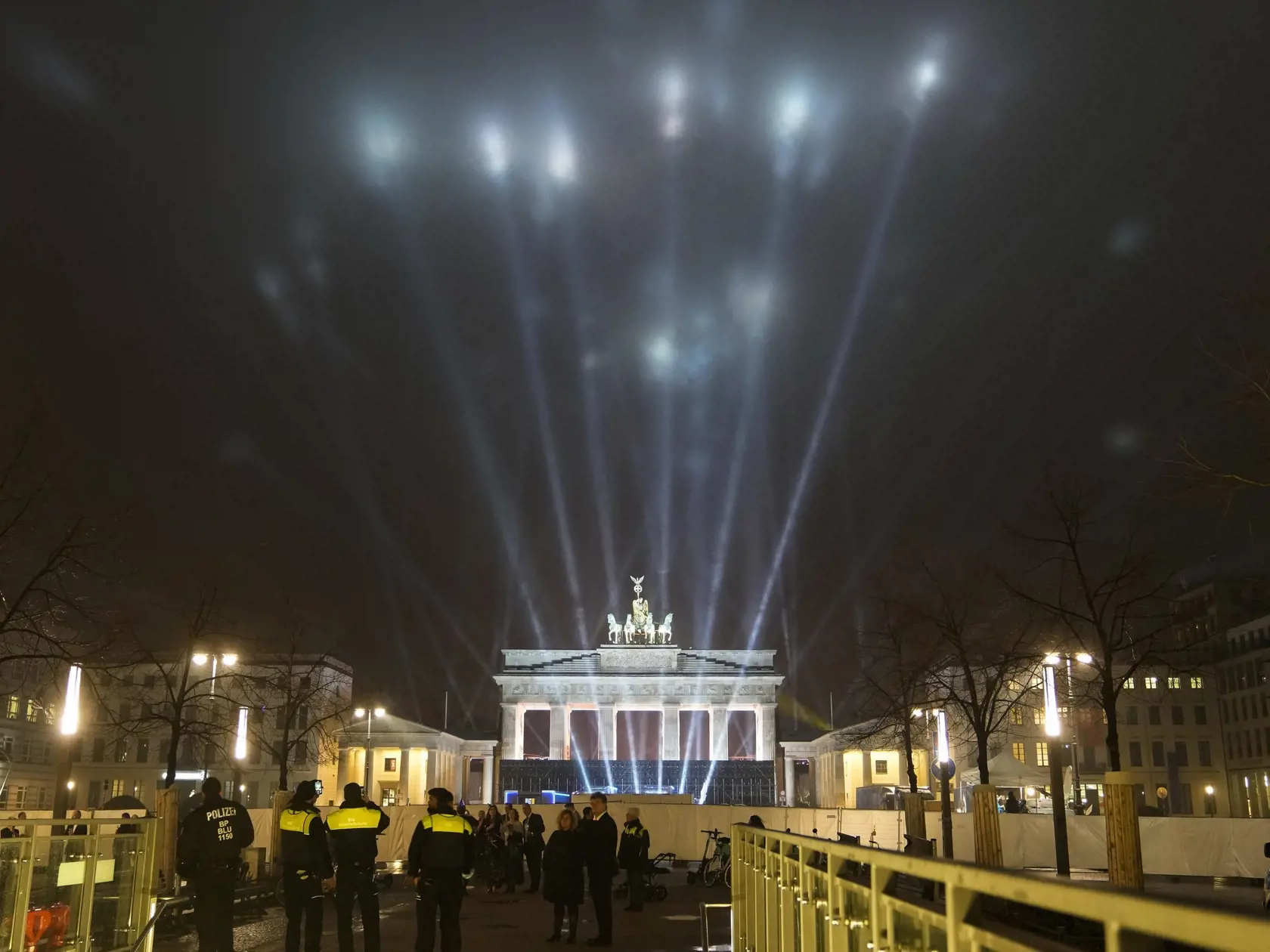 JB 14 Berlín - Osvetlená Brandenburská brána počas novoročných osláv v Berlíne 1. januára 2022. FOTO TASR/AP 

The Brandenburg Gate is illuminated during the New Year elebrations in Berlin, Germany, Saturday, Jan. 1, 2022. Large-scale New Year celebrations have been canceled in Germany. The traditional TV show at the Brandenburg Gate will held without audience and the boulevards around the gate are closed for spectators. (AP Photo/Markus Schreiber)