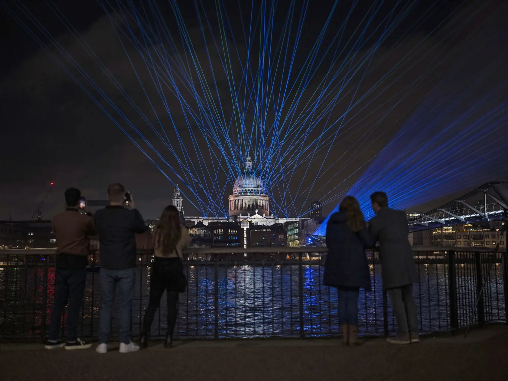 JB 21 Londýn - Svetelná a laserová šou pri moste Millennium Bridge nad Temžou počas novoročných osláv v Londýne 1. januára 2022. FOTO TASR/AP 

Lights and lasers are displayed to mark the start of the year 2022, after midnight, by the Millennium Bridge going over the River Thames, and the dome of St Paul's Cathedral in London, Saturday, Jan. 1, 2022. The usual New Year's Eve London firework display by the London Eye ferris wheel was cancelled for the second year running to stop crowds gathering 
