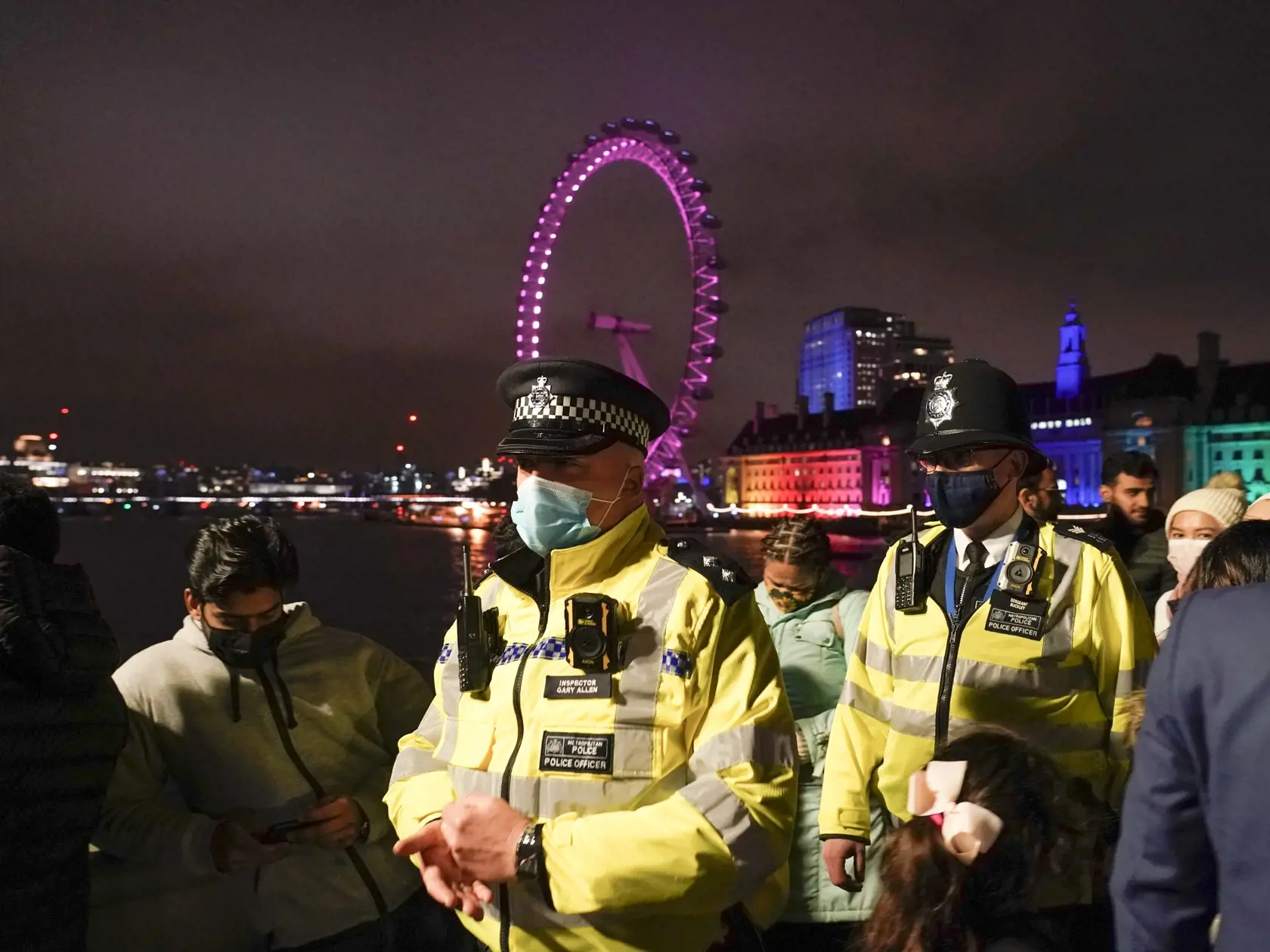 JB 26 Londýn - Policajti hliadkujú na Westminsterskom moste počas novoročných osláv v Londýne 31. decembra 2021. FOTO TASR/AP 

Police officers wearing face masks patrol on Westminster Bridge as people gather to celebrate New Year's Eve, in London, Friday, Dec. 31, 2021. In Britain, where the highly contagious variant of the coronavirus has sent caseloads soaring to record highs, Health Secretary Sajid Javid said Monday no further restrictions will be introduced in England before the new year.(A