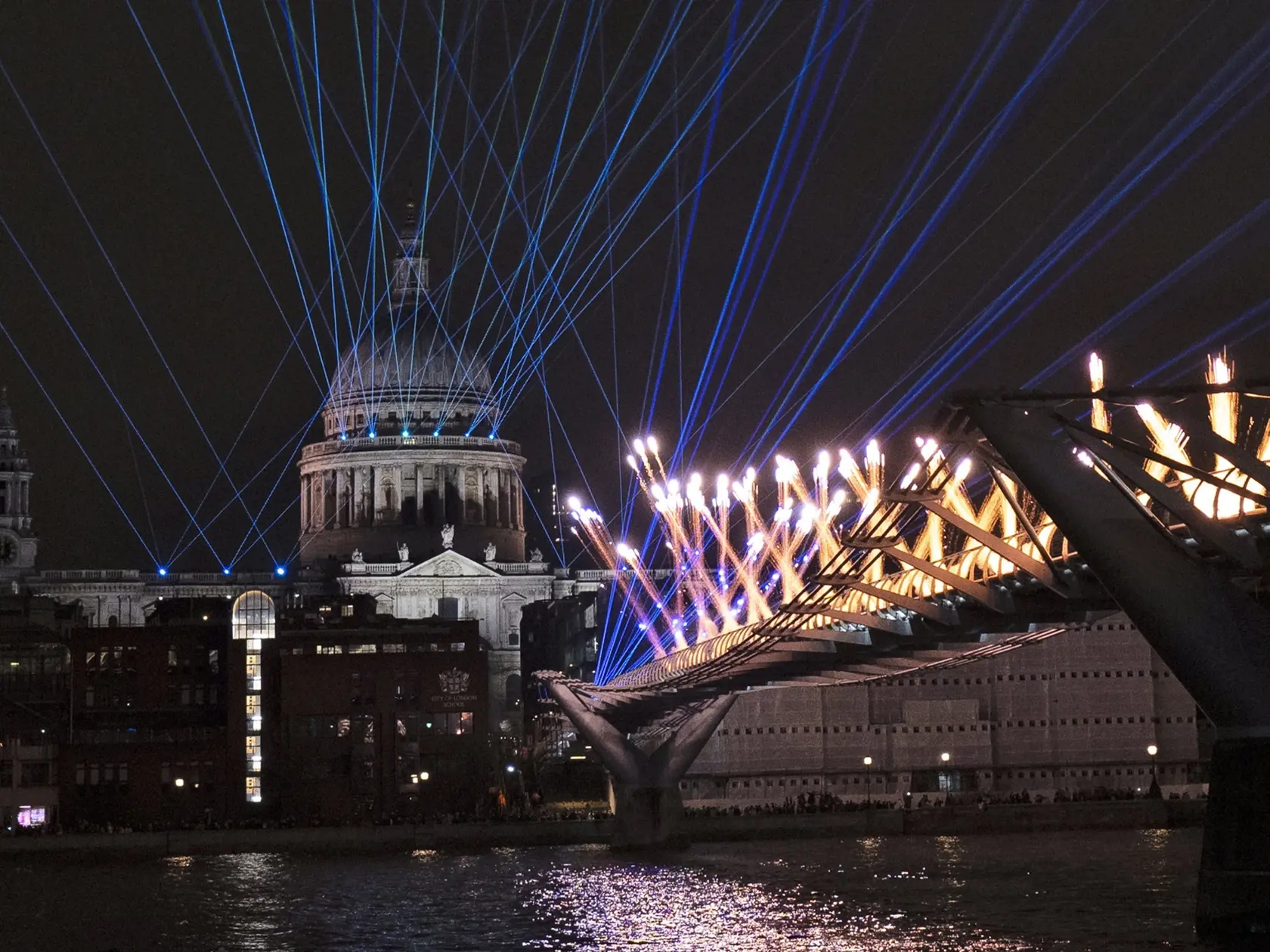 JB 22 Londýn - Svetelná a laserová šou pri moste Millennium Bridge nad Temžou počas novoročných osláv v Londýne 1. januára 2022. FOTO TASR/AP 

Pyrotechnics go off to mark the start of the year 2022, just after midnight, by the Millennium Bridge going over the River Thames, backdropped by the dome of St Paul's Cathedral in London, Saturday, Jan. 1, 2022. The usual New Year's Eve London firework display by the London Eye ferris wheel was cancelled for the second year running to stop crowds gather