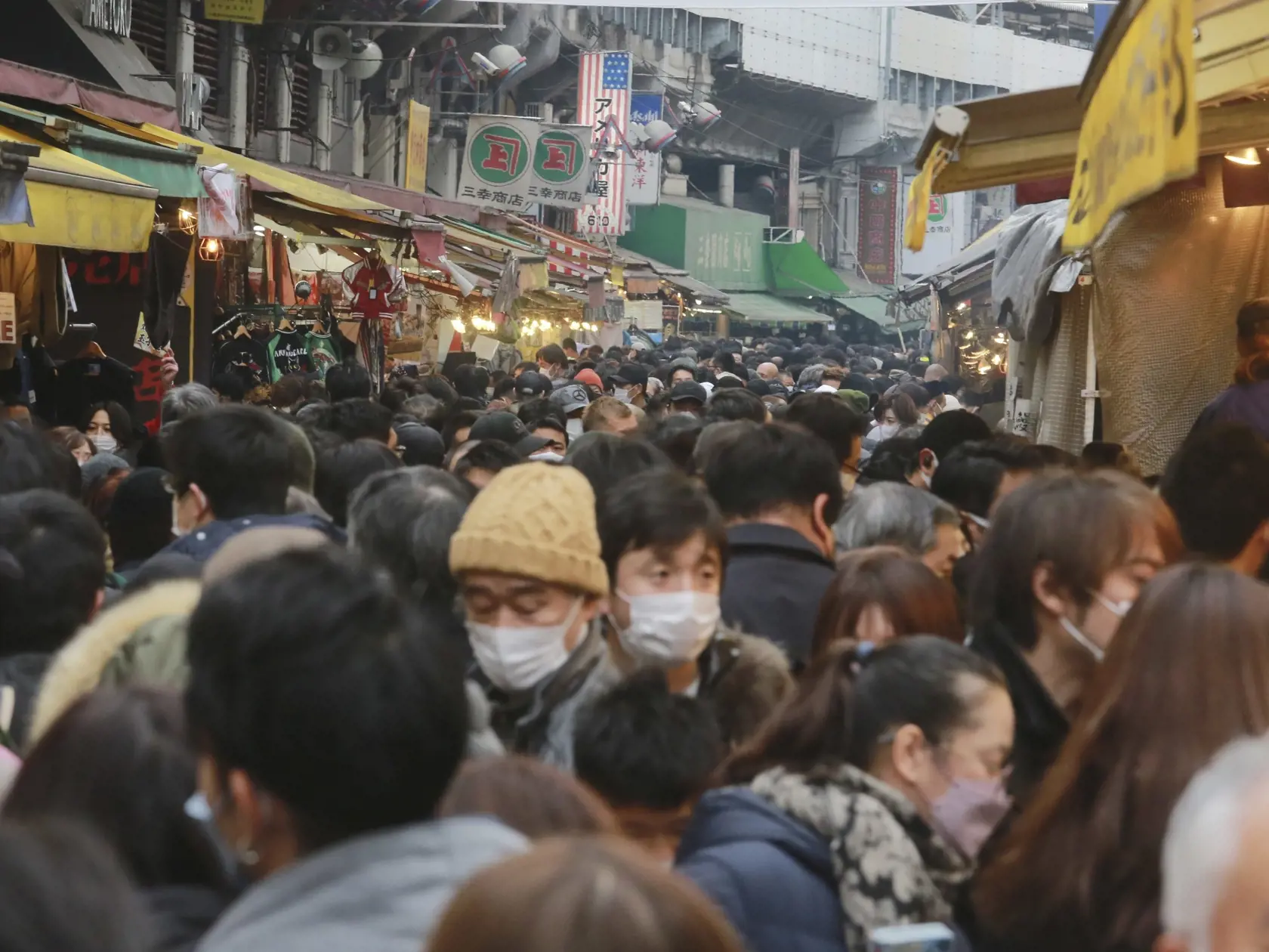 JB 30 Tokio - Ľudia s ochrannými rúškami kráčajú preplnenými ulicami počas novoročných nákupov v Tokiu 31. decembra 2021. FOTO TASR/AP 

People wearing face masks to protect against the coronavirus crowd at a street for their yearend shopping in Tokyo Friday, Dec. 31, 2021. (AP Photo/Koji Sasahara)