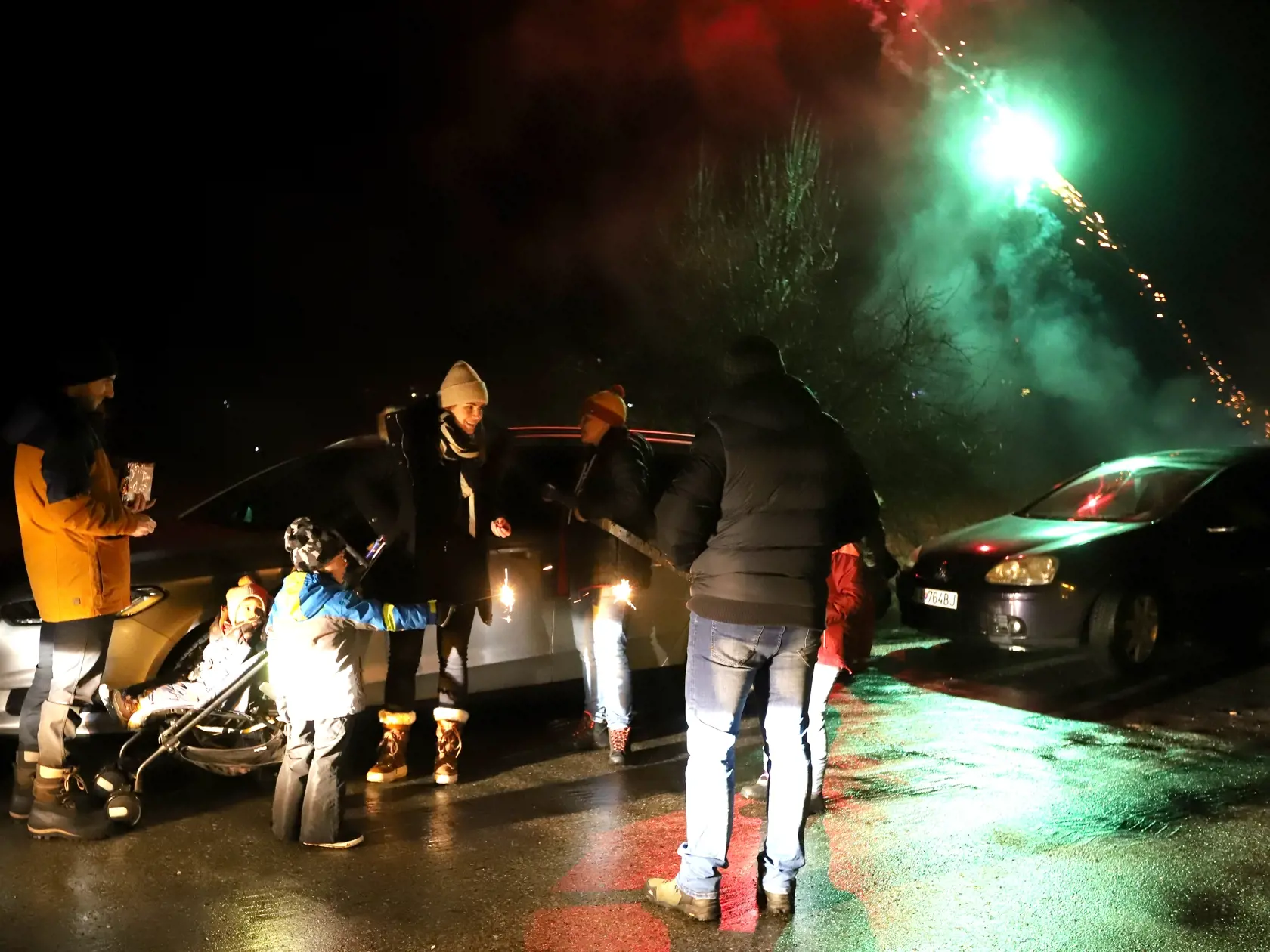 Na snímke detský ohňostroj na zvolenskom sídlisku Sekier, ktorým sa rozlúčili so starým rokom 2021. Na Sekieri v prímestskej časti Zvolena 31. decembra 2021. FOTO TASR - Ján Krošlák

