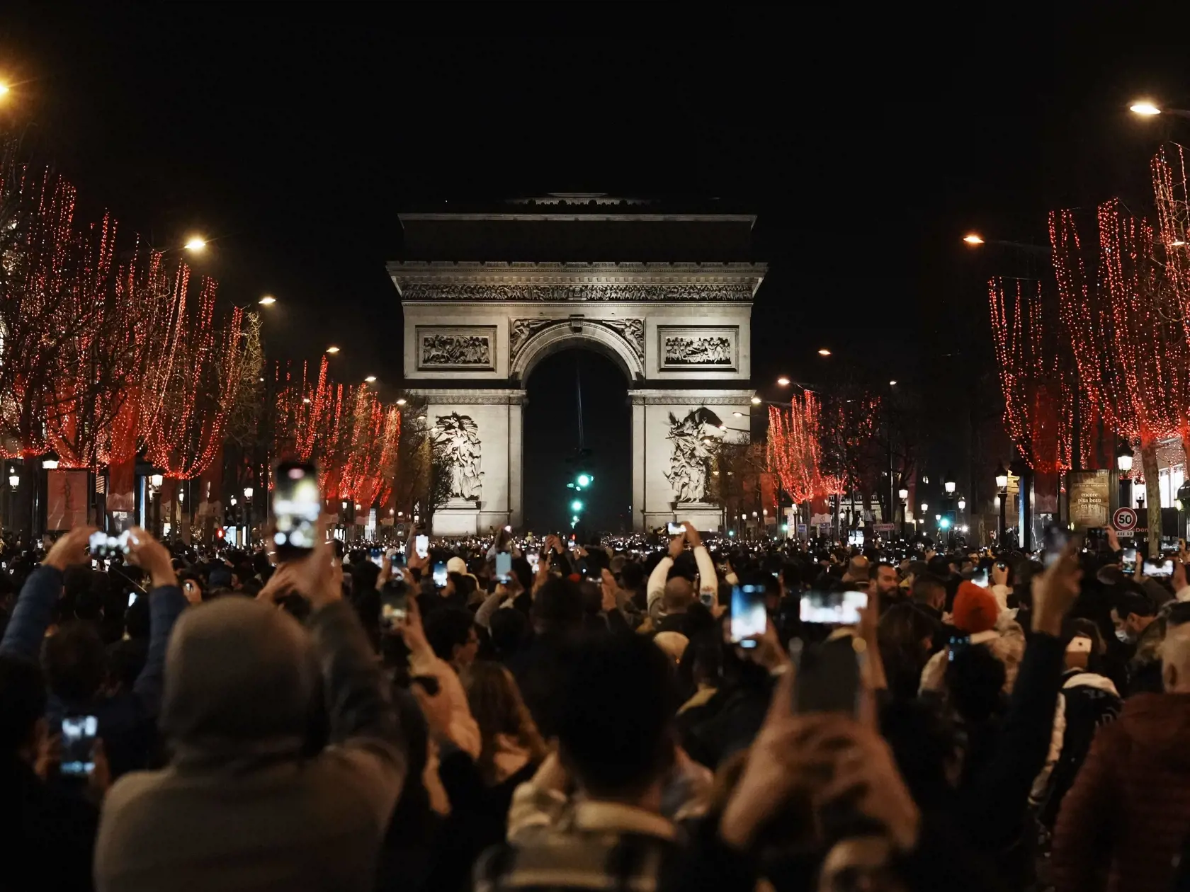 JB 10 Paríž - Ľudia počas novoročných osláv na Champs Elysees v Paríži 31. decembra 2021. FOTO TASR/AP 

People celebrate the New Year's Eve on the Champs Elysees avenue, in Paris, Friday, Dec. 31, 2021. (AP Photo/Thibault Camus)