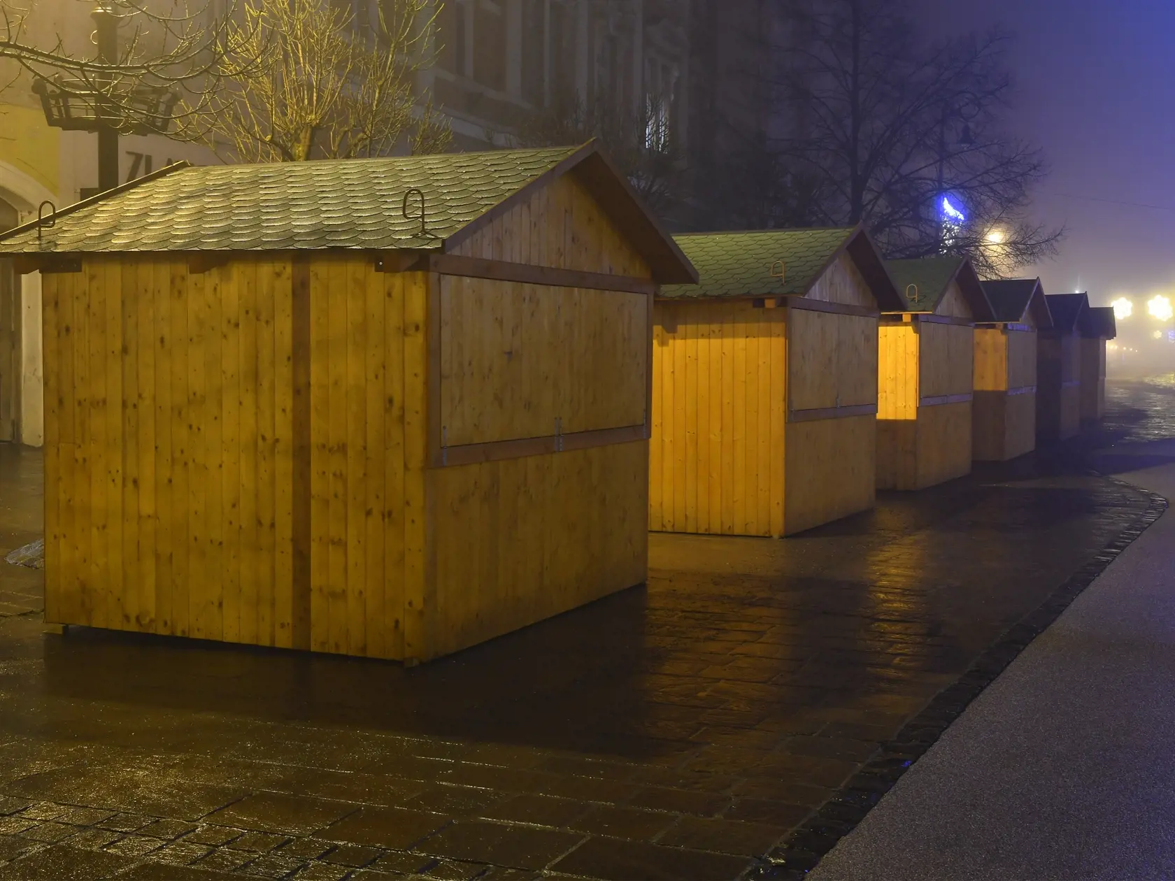 Na snímke kvôli pandemickým opatreniam prázdna Hlavná ulica v Košiciach, kde sa konali oslavy Nového roka s ohňostrojom 31. decembra 2021. Počas silvestrovskej noci tu hliadkovala štátna aj mestská polícia. FOTO TASR – Milan Kapusta