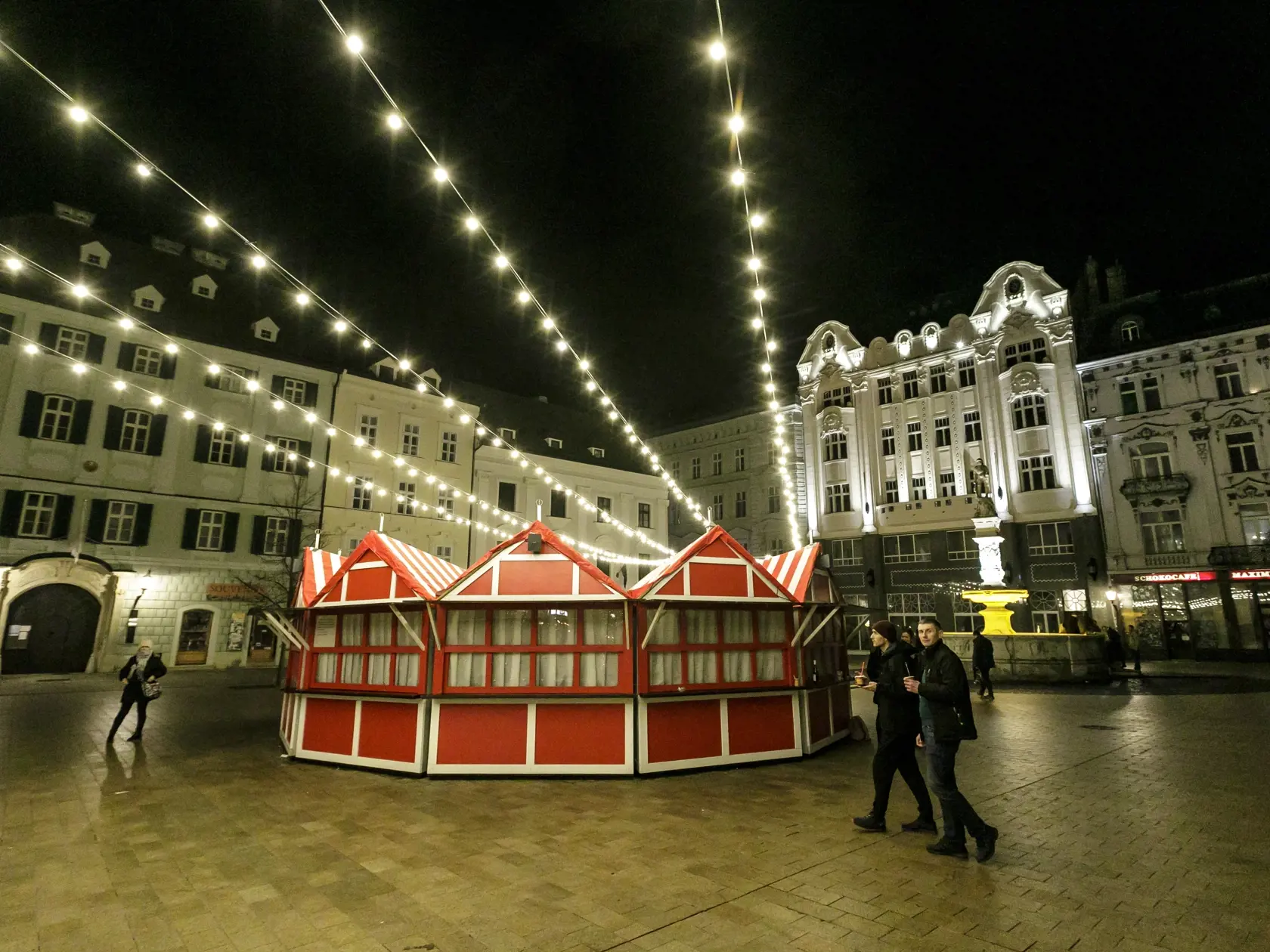 Na snímke Hlavné námestie počas silvestrovskej noci 31. decembra 2021 v Bratislave. FOTO TASR - Dano Veselský