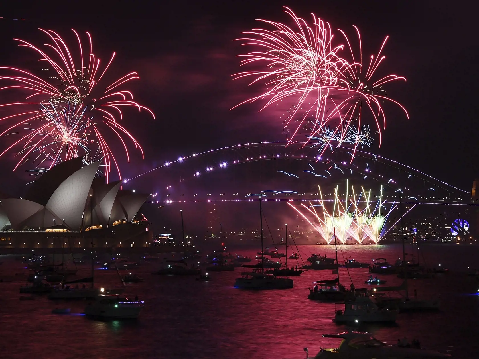 JB 24 Sydney - Ohňostroj exploduje nad budovou Opery a mostom Sydney Harbour počas novoročných osláv v Sydney 31. decembra 2021. FOTO TASR/AP 

Fireworks explode over the Sydney Opera House and Harbour Bridge as New Year's Eve celebrations begin in Sydney, Friday, Dec. 31, 2021. (Dean Lewins/AAP Image via AP)