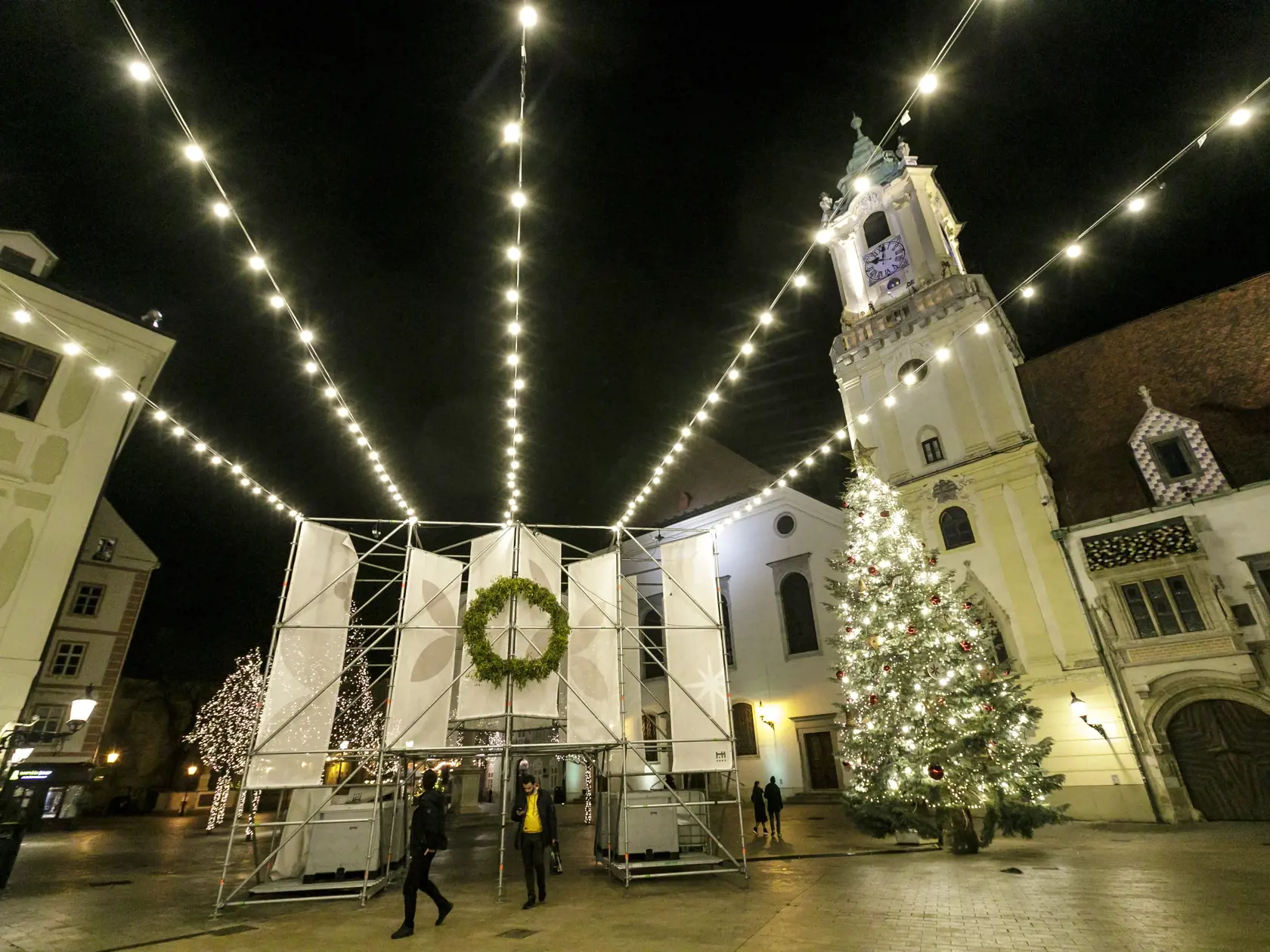 Na snímke Hlavné námestie počas silvestrovskej noci 31. decembra 2021 v Bratislave. FOTO TASR - Dano Veselský