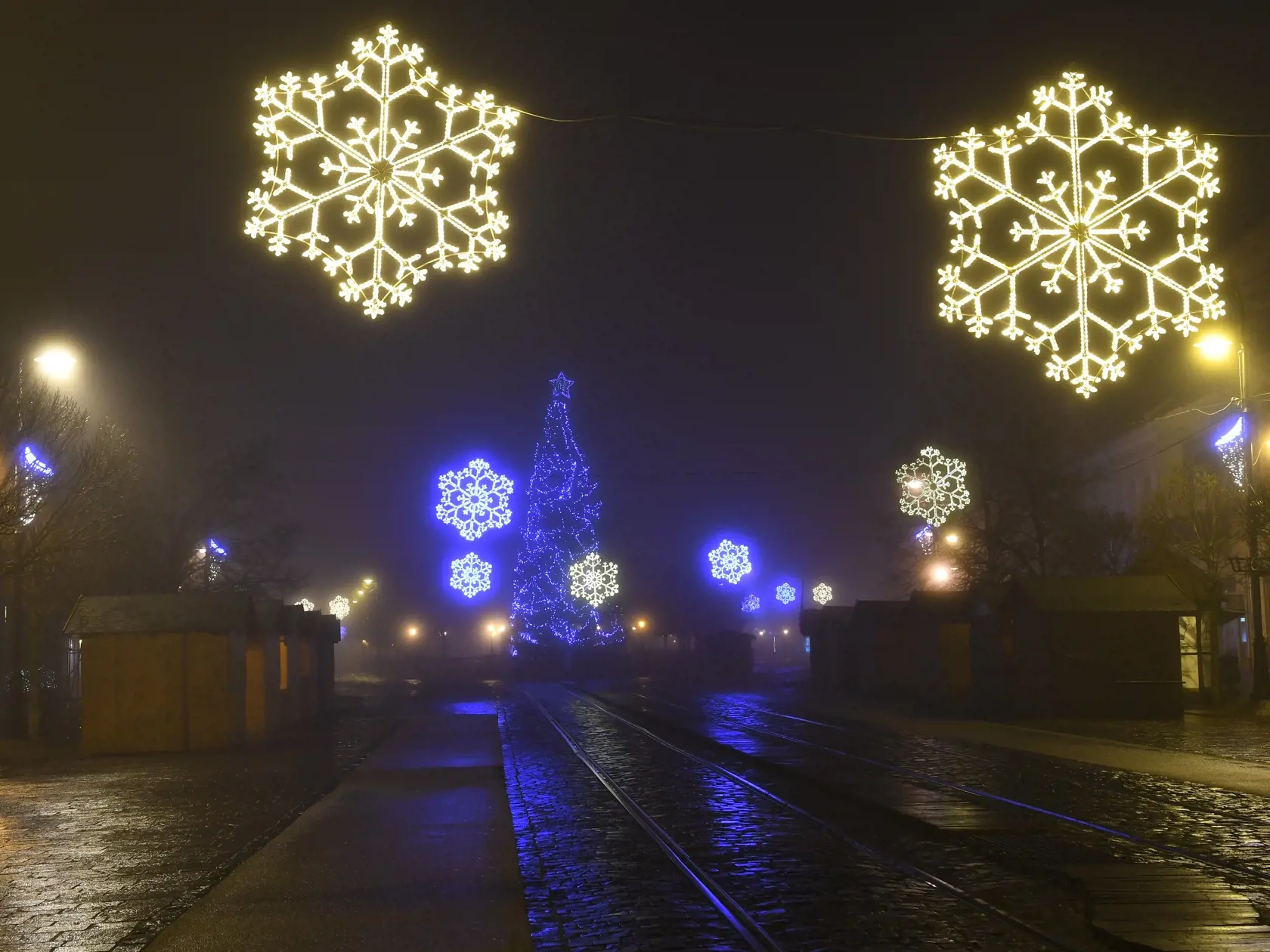 Na snímke kvôli pandemickým opatreniam prázdna Hlavná ulica v Košiciach, kde sa konali oslavy Nového roka s ohňostrojom 31. decembra 2021. Počas silvestrovskej noci tu hliadkovala štátna aj mestská polícia. FOTO TASR – Milan Kapusta