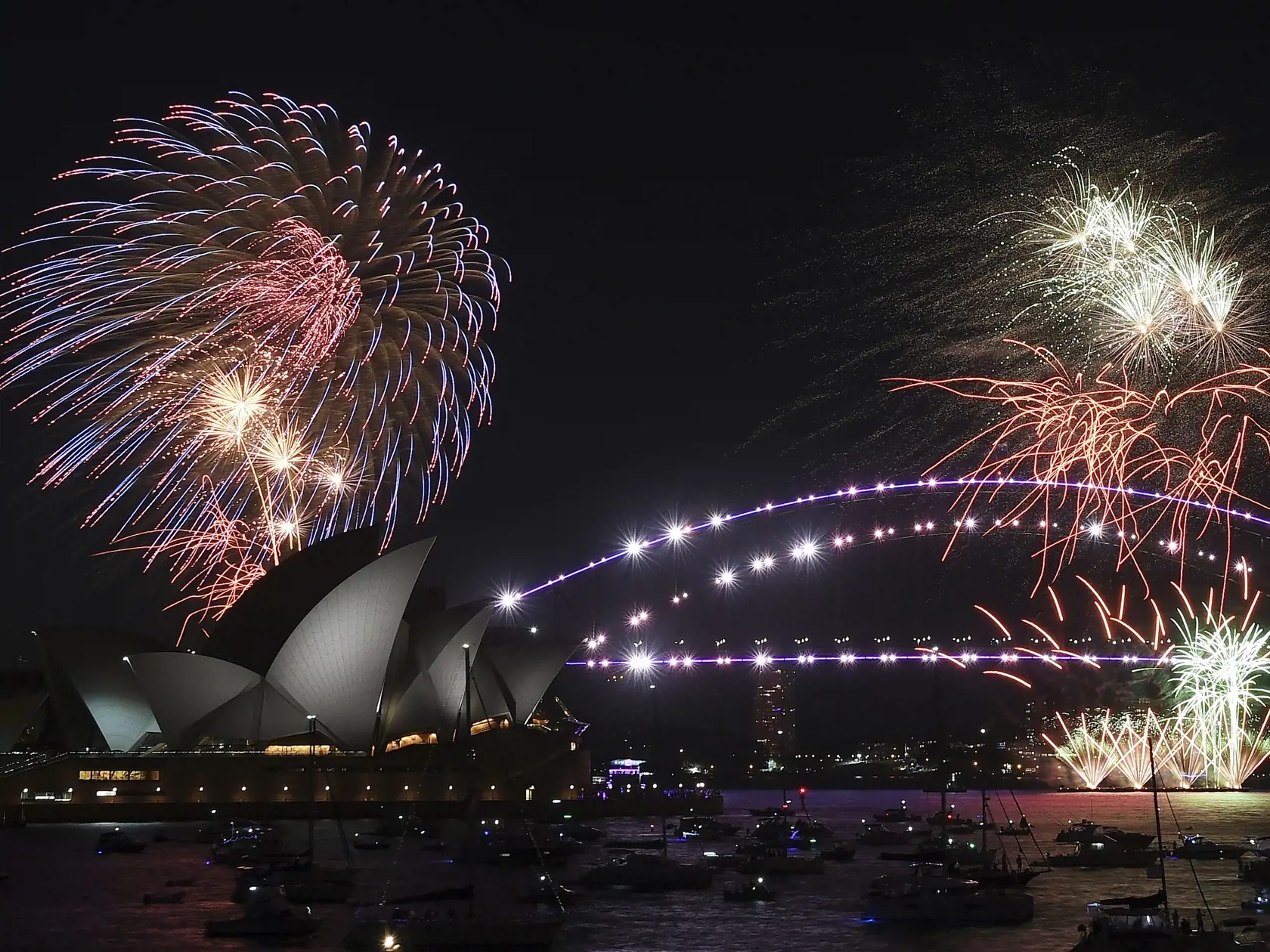 JB 25 Sydney - Ohňostroj exploduje nad budovou Opery a mostom Sydney Harbour počas novoročných osláv v Sydney 31. decembra 2021. FOTO TASR/AP 

Fireworks explode over the Sydney Opera House and Harbour Bridge as New Year's Eve celebrations begin in Sydney, Friday, Dec. 31, 2021. (Dean Lewins/AAP Image via AP)