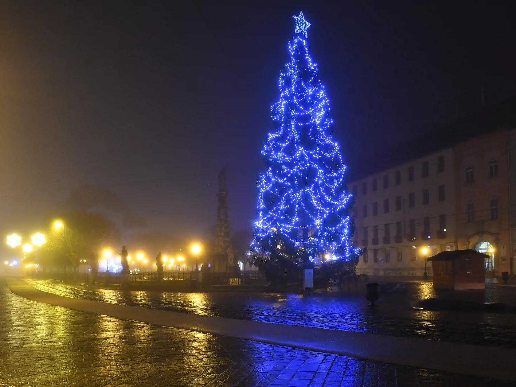 Na snímke kvôli pandemickým opatreniam prázdna Hlavná ulica v Košiciach, kde sa konali oslavy Nového roka s ohňostrojom 31. decembra 2021. Počas silvestrovskej noci tu hliadkovala štátna aj mestská polícia. FOTO TASR – Milan Kapusta