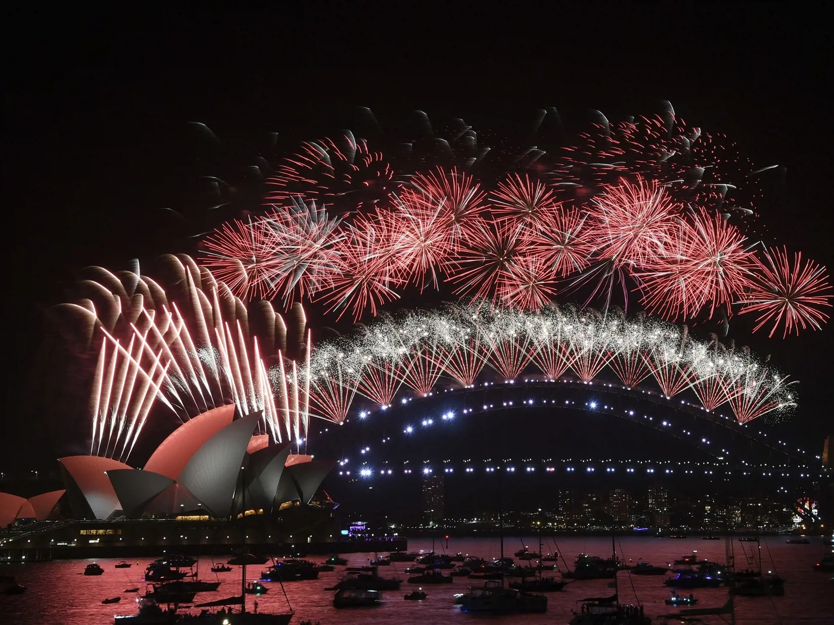 JB 32 Sydney - Ohňostroj exploduje nad budovou Opery a mostom Sydney Harbour počas novoročných osláv v Sydney 1. januára 2021. FOTO TASR/AP 

Fireworks explode over the Sydney Opera House and Harbour Bridge during New Year's Eve celebrations in Sydney, Saturday, Jan. 1, 2022. (Dean Lewins/AAP Image via AP)